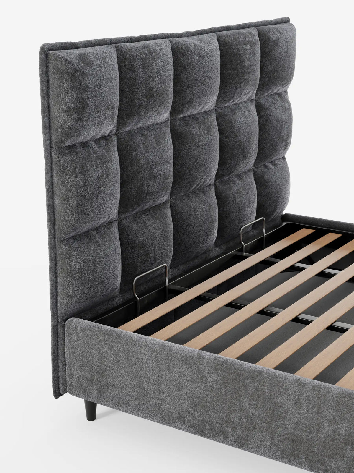 Un letto imbottito AURO color grigio antracite con contenitore e testiera alta capitonné in ciniglia Oeko-Tex®, caratterizzato da una testiera alta capitonné e da una base sollevabile con doghe orizzontali in legno per lo stoccaggio.