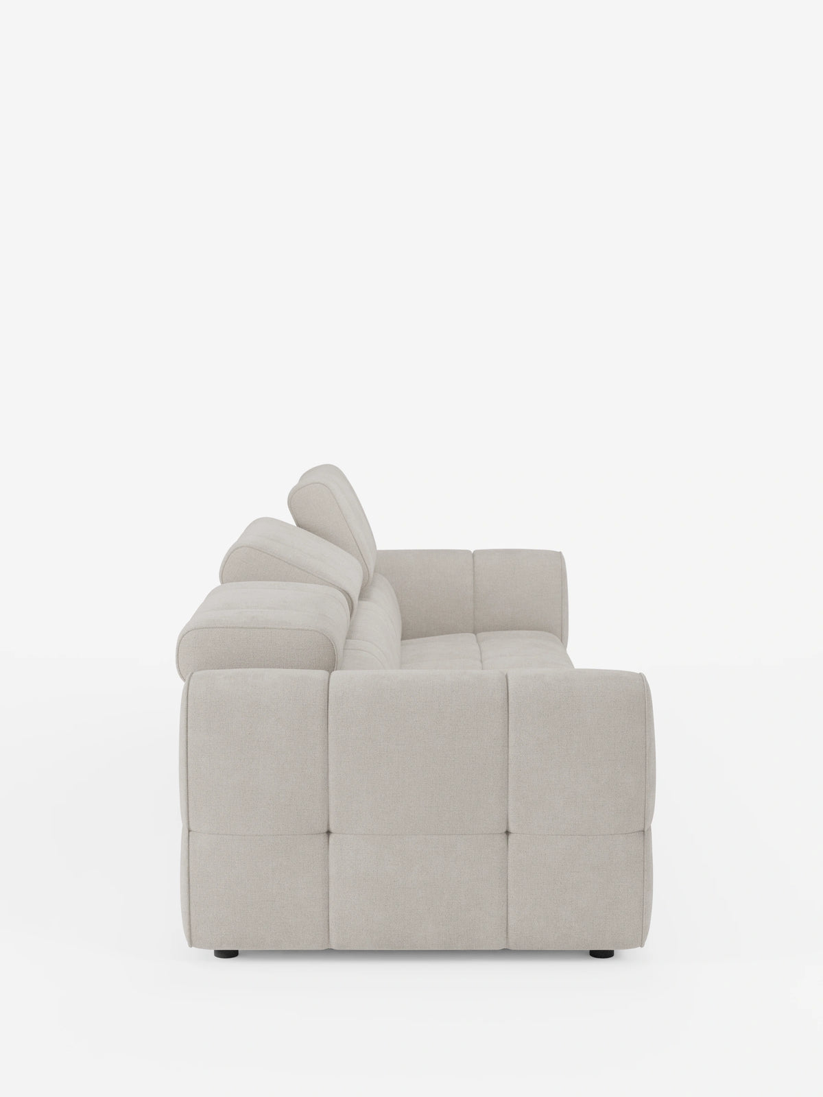 Vista laterale di un divano modulare Giotto beige a 4 posti con poggiatesta reclinabili e funzione relax elettrica opzionale, rivestito in tessuto smacchiabile T23, caratterizzato da braccioli spessi, poggiatesta regolabili e seduta trapuntata su uno sfondo bianco a tinta unita.