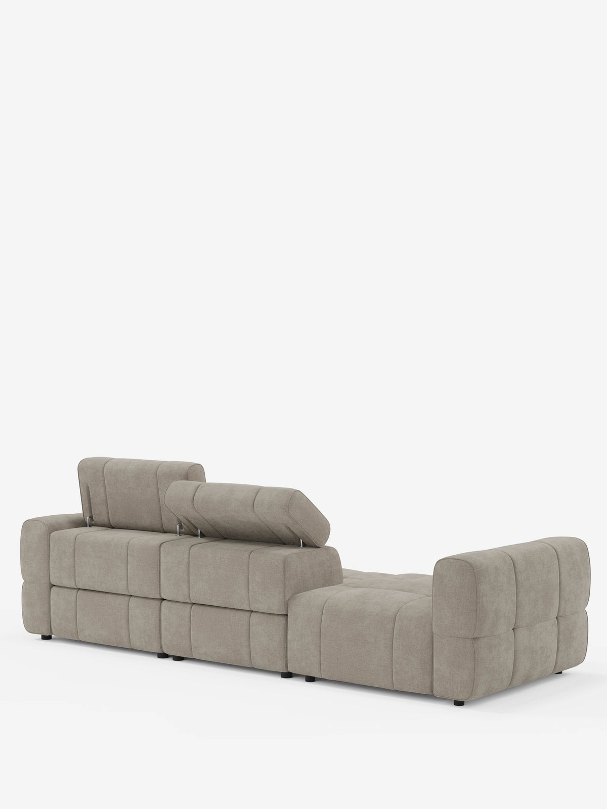 Un divano componibile Giotto Divano in beige chiaro con estremità aperta - opzione relax elettrico in tessuto smacchiabile T23: divano modulare dal design rettangolare con trapuntatura, poggiatesta regolabile in altezza ed estremità aperta e piatta.