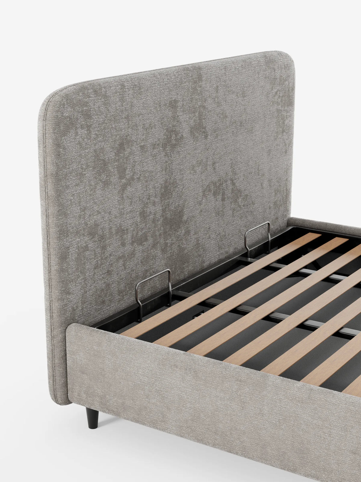 KAELOS, letto imbottito in stile minimalista, caratterizzato da una testiera arrotondata in ciniglia grigia con texture, doghe in legno a vista, due supporti in metallo e sottili gambe nere su sfondo bianco.