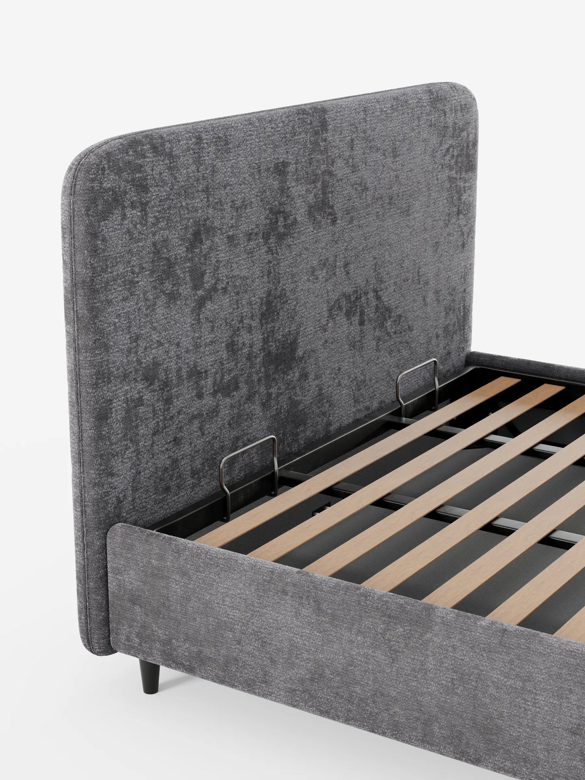 KAELOS: letto imbottito in stile minimalista, color grigio, con testiera arrotondata in ciniglia testurizzata, doghe in legno chiaro e gambe in metallo nero su sfondo bianco.