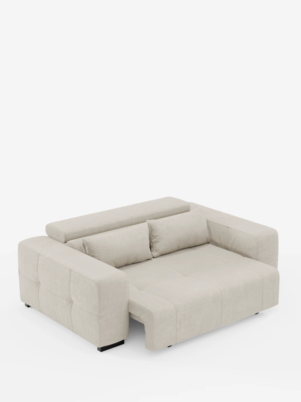 Un divano Monarch contemporaneo color beige chiaro con funzione relax elettrica per l’allungamento delle sedute e poggiatesta reclinabile di Divani.Store, rivestito in morbido tessuto T31 facile da pulire, è raffigurato nella versione estesa per rivelare una superficie piana su cui dormire. Due cuscini cilindrici coordinati poggiano contro lo schienale basso e gli ampi braccioli. Lo sfondo è bianco a tinta unita.
