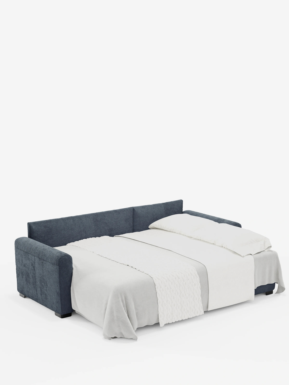 Un divano letto Ottaviano blu scuro con letto estraibile – penisola reversibile e contenitore in tessuto materico smacchiabile – viene trasformato in un letto con biancheria da letto bianca, caratterizzato da una finitura in tessuto materico su uno sfondo bianco a tinta unita.