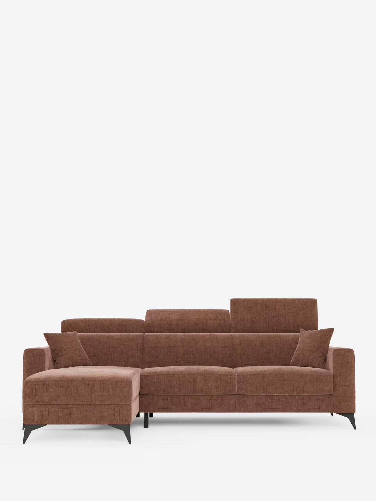 Il divano letto angolare Pegaso di Divani.Store presenta un design moderno in tessuto jacquard marrone antimacchia, con una chaise longue contenitiva sul lato sinistro, due cuscini decorativi coordinati, poggiatesta regolabili ed eleganti gambe angolate nere che risaltano su uno sfondo bianco a tinta unita.
