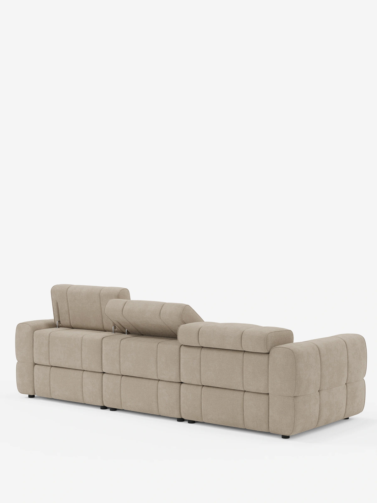 Vista posteriore di un divano modulare Giotto a 4 posti con poggiatesta reclinabili e funzione relax elettrica opzionale, rivestito in tessuto smacchiabile T23 color beige chiaro, caratterizzato da un design trapuntato a pannelli con due poggiatesta regolabili su sfondo bianco.