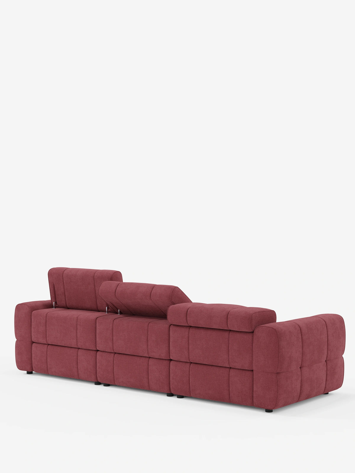 Vista posteriore del divano modulare Giotto a 4 posti con poggiatesta reclinabili e funzione relax elettrica opzionale, rivestito in tessuto smacchiabile T23 rosso scuro, caratterizzato da un motivo a griglia e da due poggiatesta regolabili su sfondo bianco.
