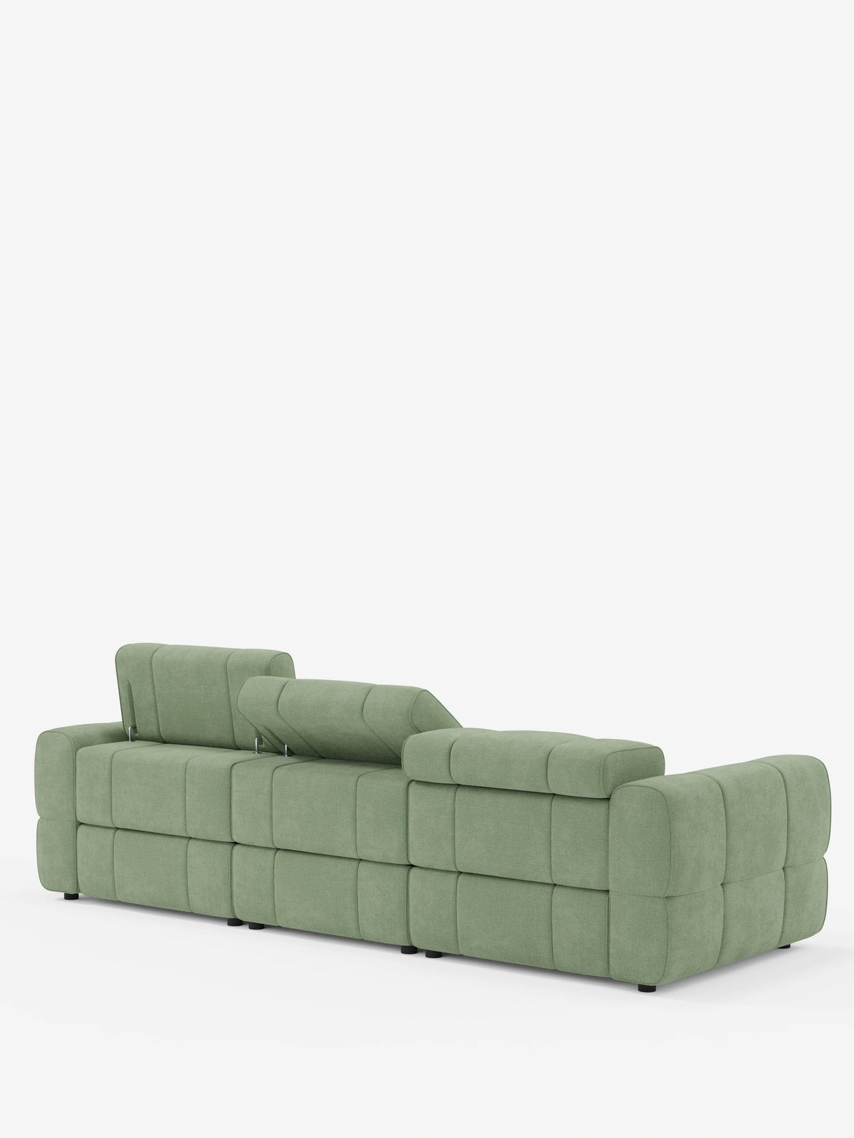 Un divano modulare Giotto a 4 posti color verde salvia con poggiatesta reclinabili e funzione relax elettrica opzionale, rivestito in tessuto smacchiabile T23, visto da dietro, caratterizzato da un design strutturato e trapuntato con poggiatesta regolabili in diverse posizioni.