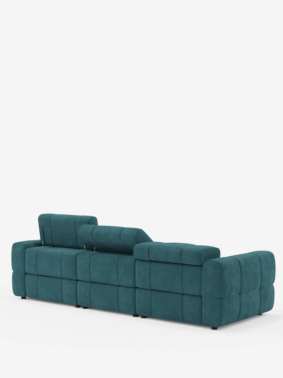 Vista posteriore di un divano modulare Giotto a 4 posti color verde acqua, con poggiatesta reclinabili e funzione relax elettrica opzionale, rivestito in tessuto smacchiabile T23, caratterizzato da una trama trapuntata con cuciture verticali e poggiatesta regolabili su uno sfondo bianco.