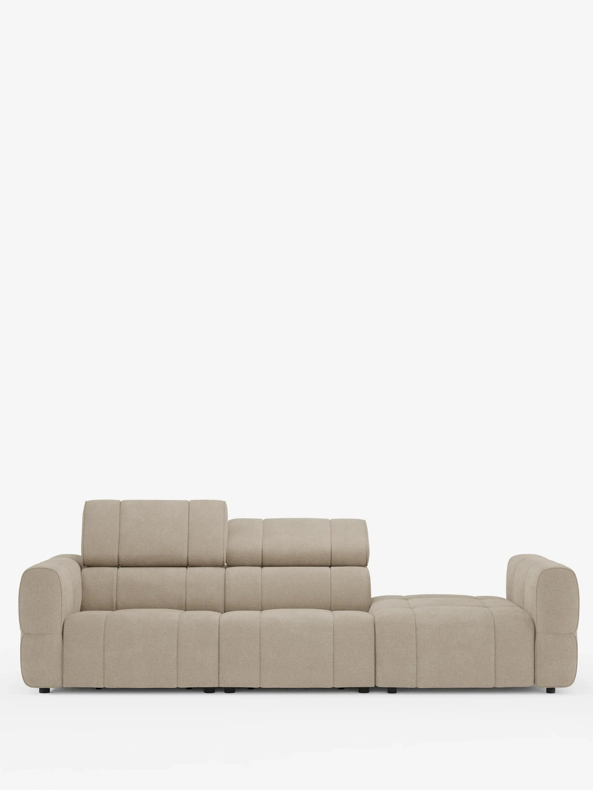 Un divano componibile Giotto Divano color beige con chaise longue aperta sul lato destro, caratterizzato da un design dal profilo basso, cuscini segmentati e un poggiatesta rialzato su uno sfondo bianco a tinta unita.