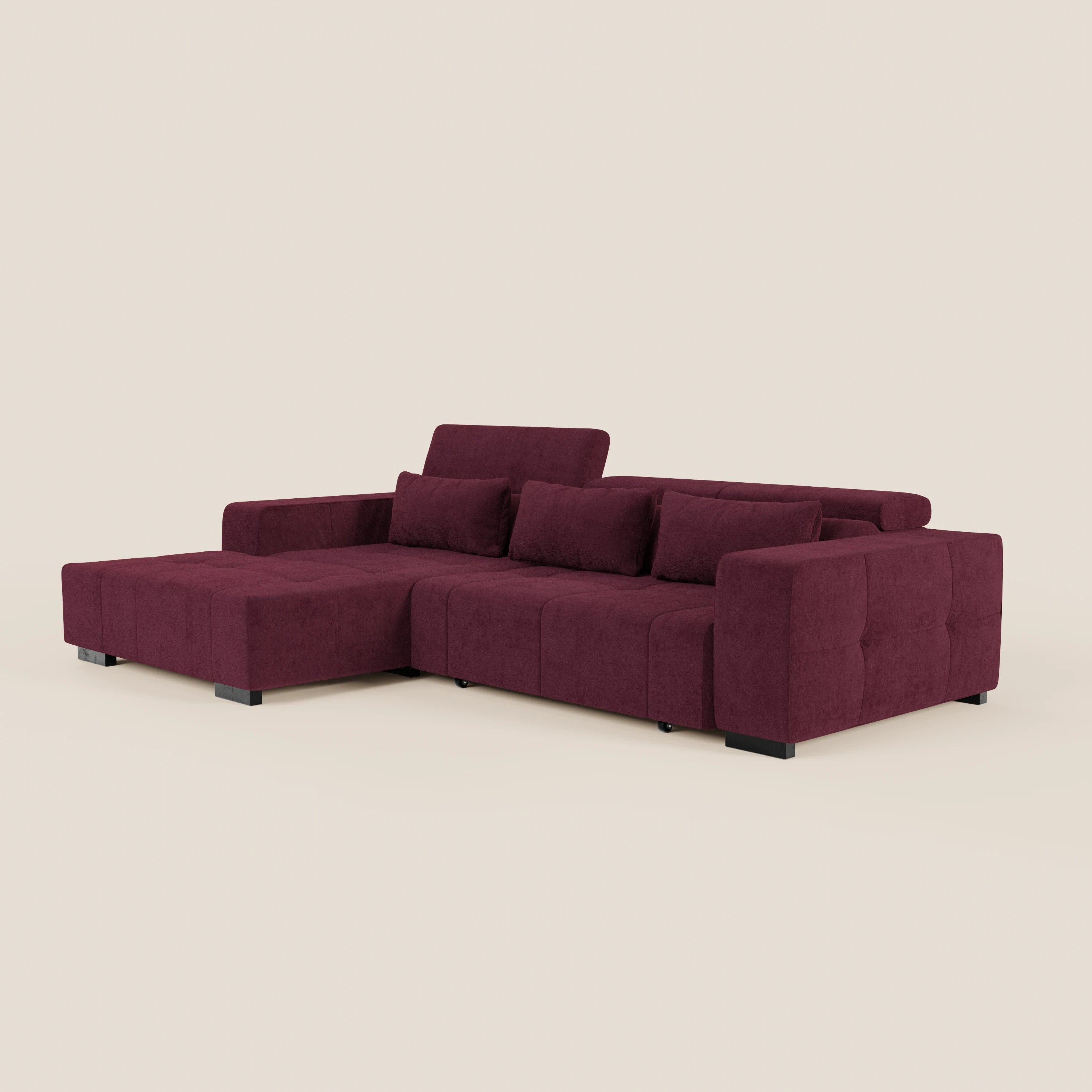 Il divano Monarch angolare con penisola di Divani.Store in tessuto morbido T31 è caratterizzato da poggiatesta reclinabili, relax elettrico per allungamento sedute e chaise lounge sinistra, su sfondo bianco sporco.