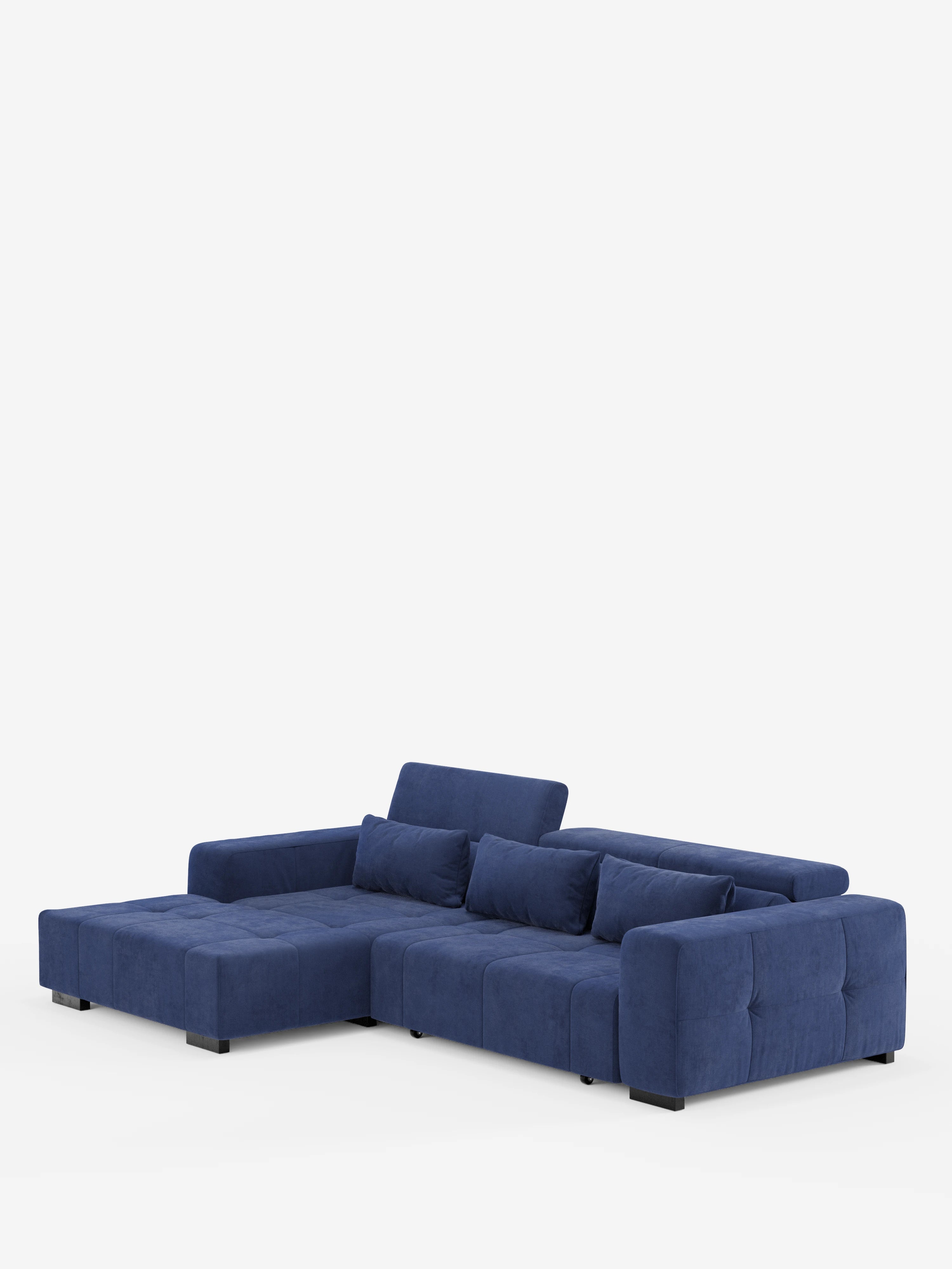 Il divano angolare Monarch con penisola e funzione Relax elettrica per l'allungamento delle sedute di Divani.Store è un divano componibile contemporaneo di colore blu intenso, caratterizzato da una configurazione a L con sedute ampie e morbidi cuscini in tessuto T31 resistente alle macchie. Include cinque cuscini cilindrici, poggiatesta reclinabili e poggia su piccole gambe nere che risaltano su uno sfondo bianco a tinta unita.
