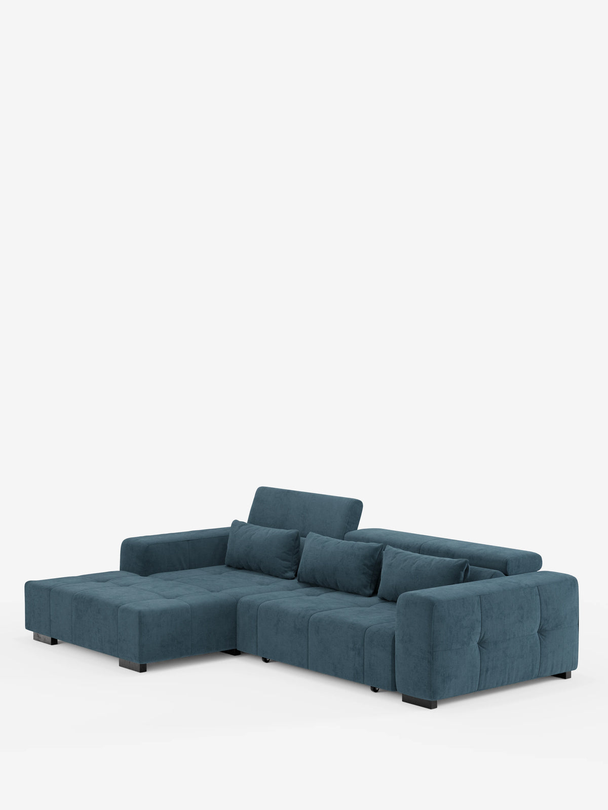 Vi presentiamo il “Monarch Divano angolare con penisola e Relax Elettrico per l’allungamento delle sedute” di Divani.Store: un divano componibile contemporaneo in tessuto blu verde acqua. Questo elegante modello presenta tre ampie sezioni di seduta, quattro cuscini dello schienale coordinati, ampi braccioli squadrati, poggiatesta regolabili e piccole gambe nere. Realizzato in morbido tessuto T31 resistente alle macchie, è ritratto in una fotografia su sfondo bianco.