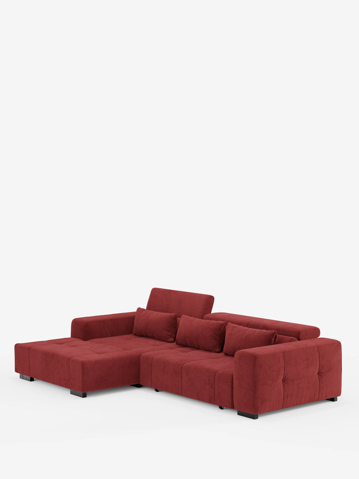Un divano angolare Monarch contemporaneo con penisola e funzione relax elettrica di Divani.Store, presentato in tessuto T31 rosso intenso resistente alle macchie, con tre posti a sedere, un’estensione a chaise longue sul lato sinistro, braccioli dal profilo basso, tre cuscini dello schienale e due cuscini cilindrici più piccoli su sfondo bianco.