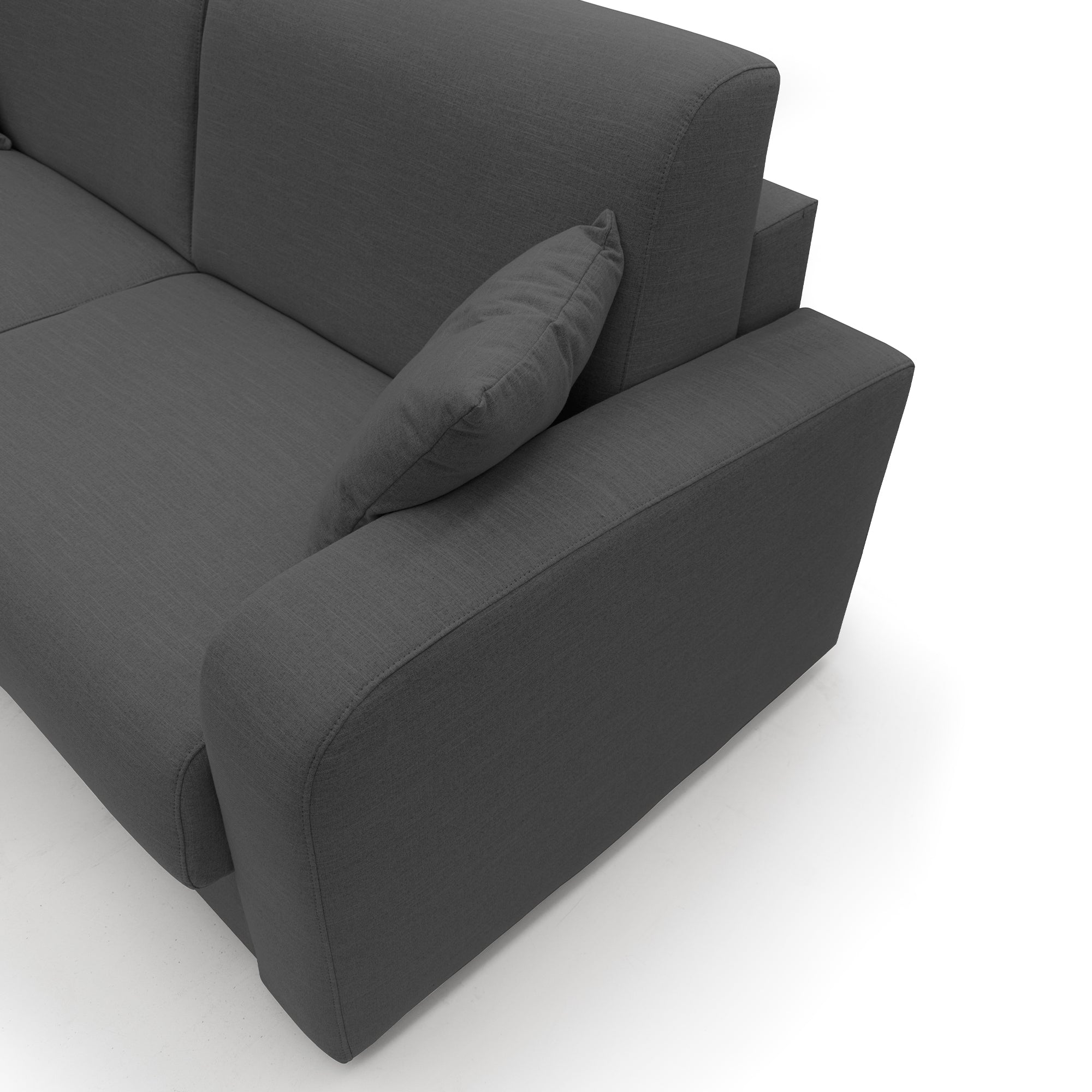Un divano contemporaneo di produzione italiana, il divano letto matrimoniale Lebron da 176 cm (materasso 120x197) di Divani.Store, presenta braccioli lisci e arrotondati ed è realizzato in tessuto antracite ecosostenibile. Un unico cuscino abbinato è appoggiato sul lato sinistro dello schienale. Il divano è presentato su uno sfondo bianco e fotografato da una prospettiva frontale destra dall’alto.