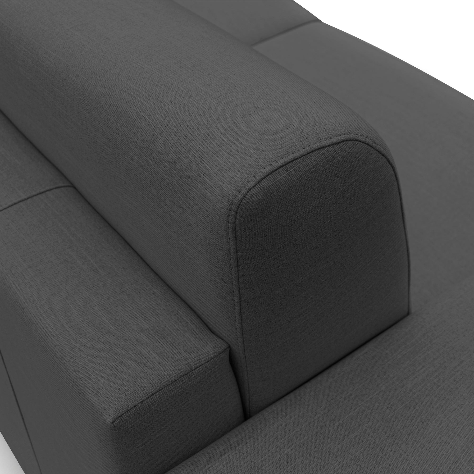 Primo piano del divano letto matrimoniale Lebron di Divani.Store, che mette in risalto il rivestimento in tessuto ecosostenibile color antracite. L’attenzione è rivolta allo schienale arrotondato e imbottito e ai braccioli, caratterizzati da dettagli di cucitura precisi. Il tessuto ecosostenibile, liscio e ben teso, ne sottolinea il design rispettoso dell’ambiente. Su uno sfondo bianco, questo elegante divano letto da 176 cm (matr. 120x197) realizzato in Italia incarna la raffinatezza moderna.