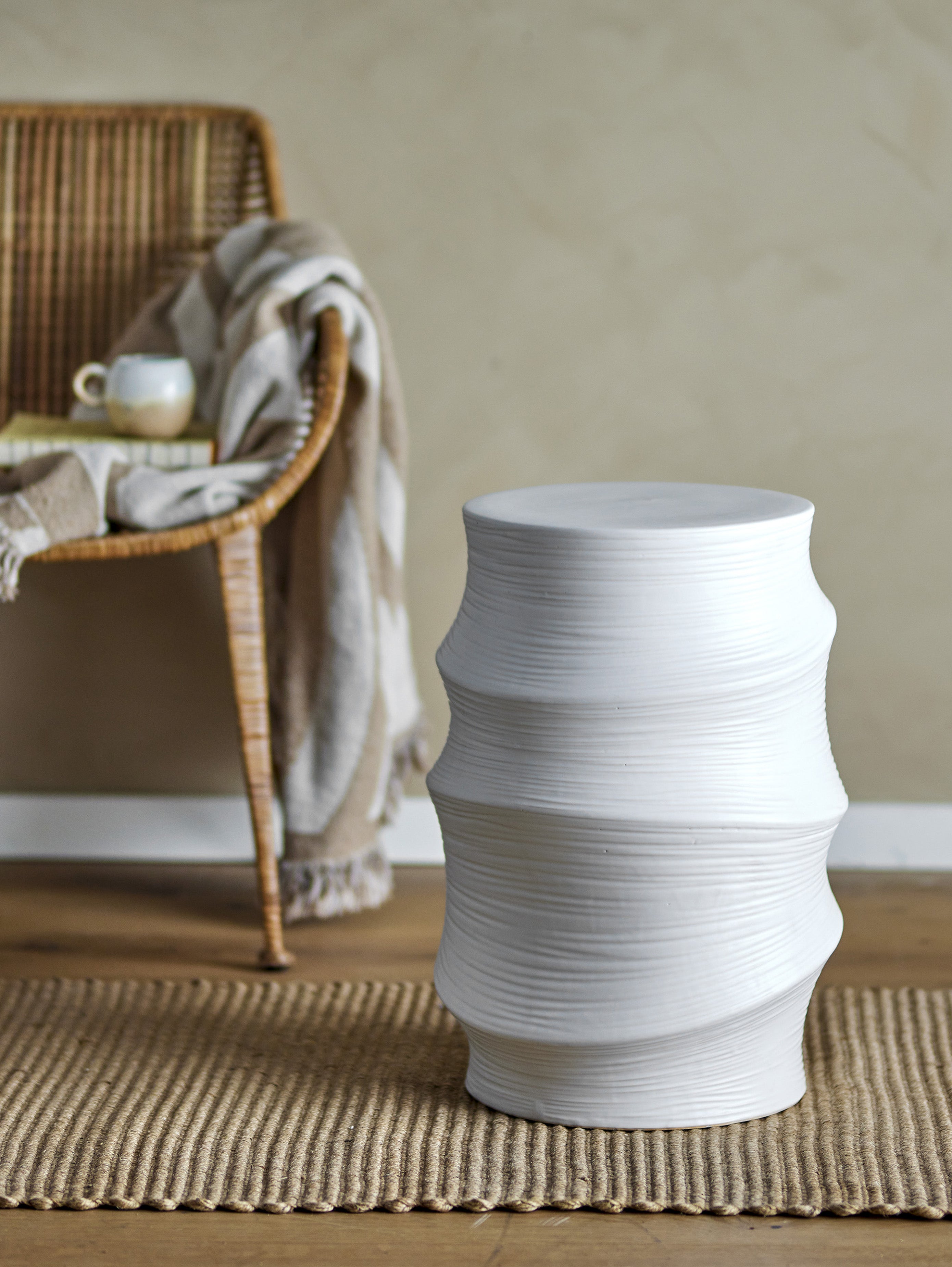 Volise tavolino scultoreo cilindrico in gres stoneware bianco - divani.store