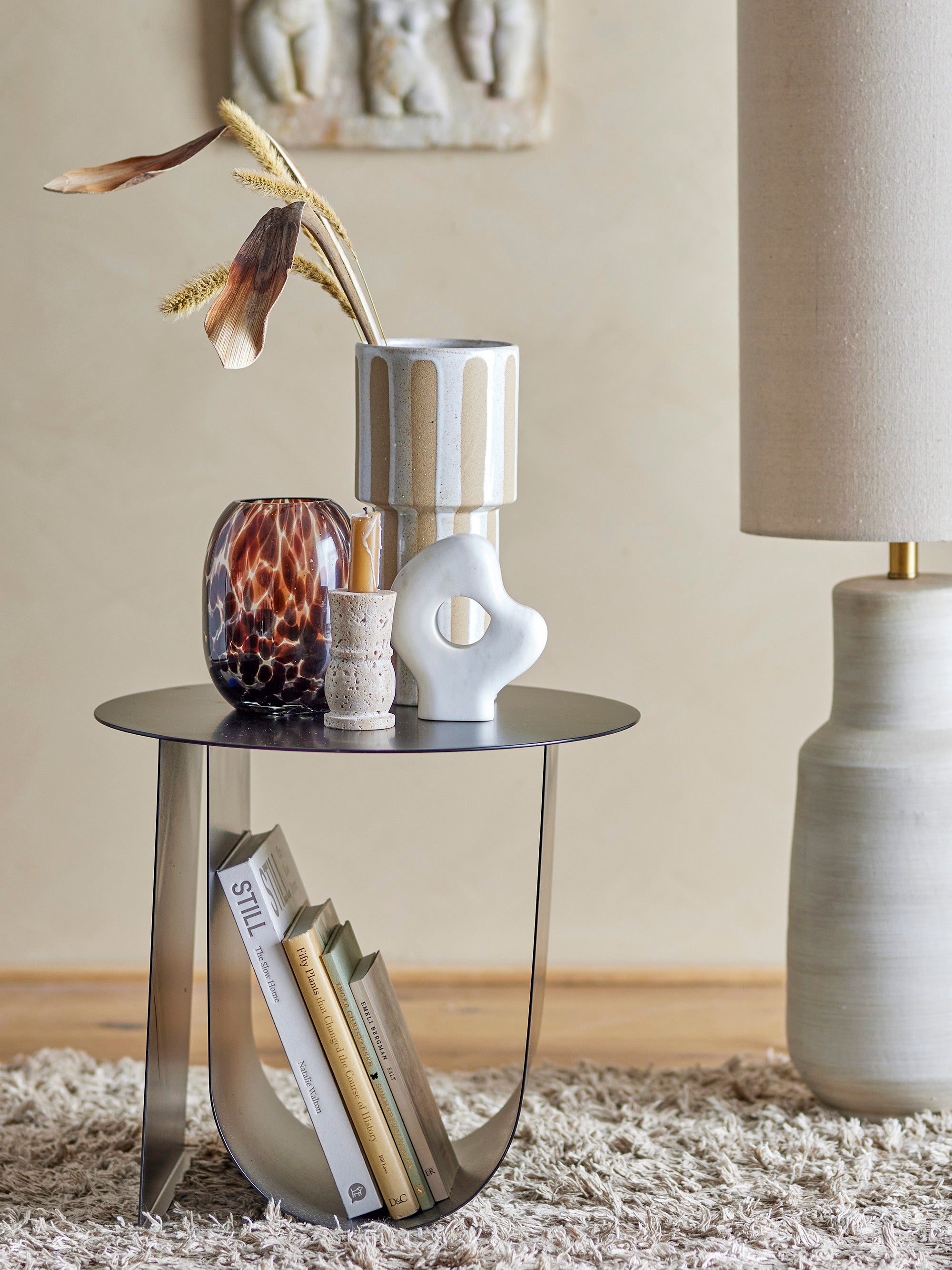 Cher tavolino moderno in metallo con spazio portariviste nero - divani.store