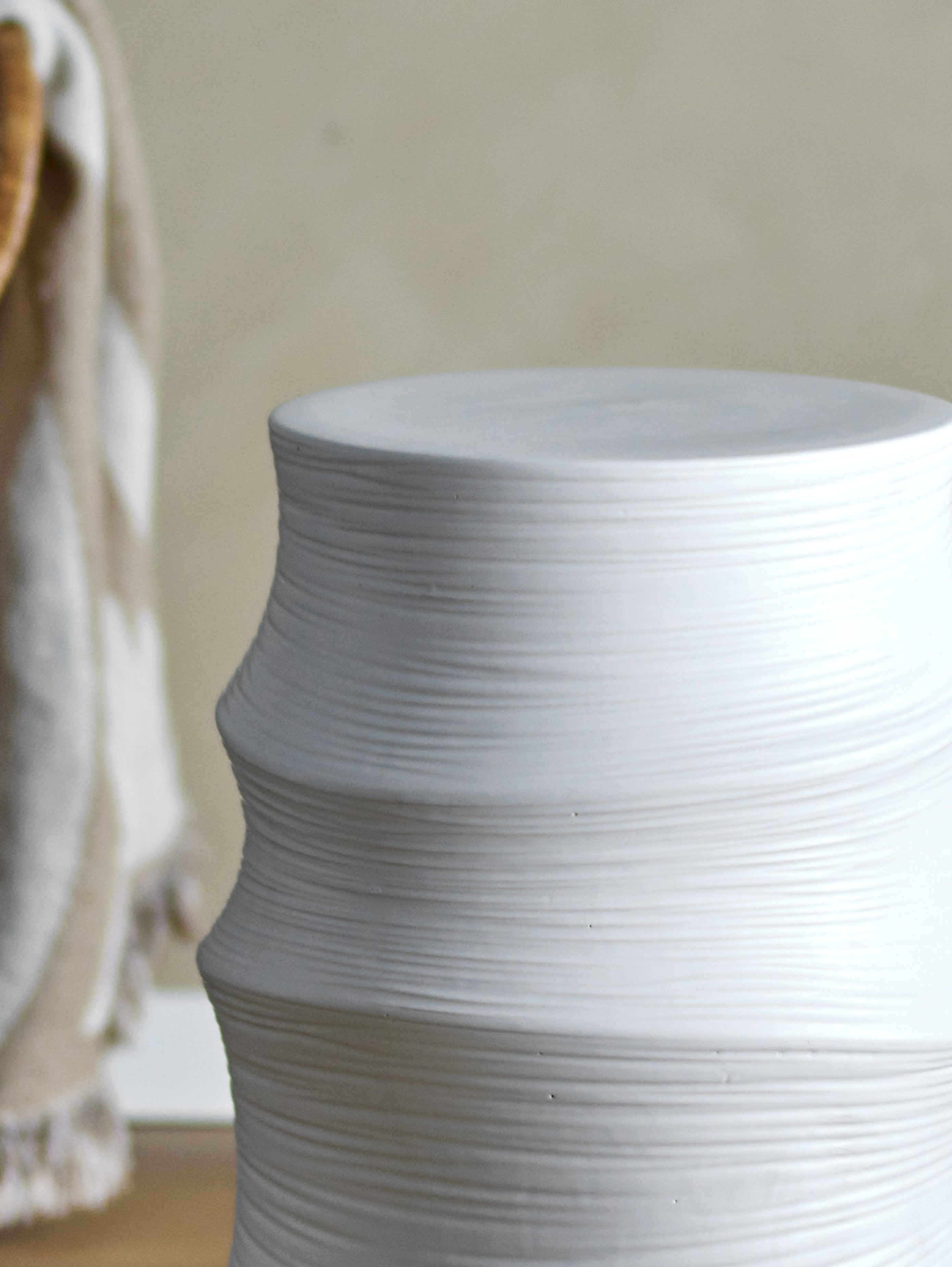 Volise tavolino scultoreo cilindrico in gres stoneware bianco - divani.store