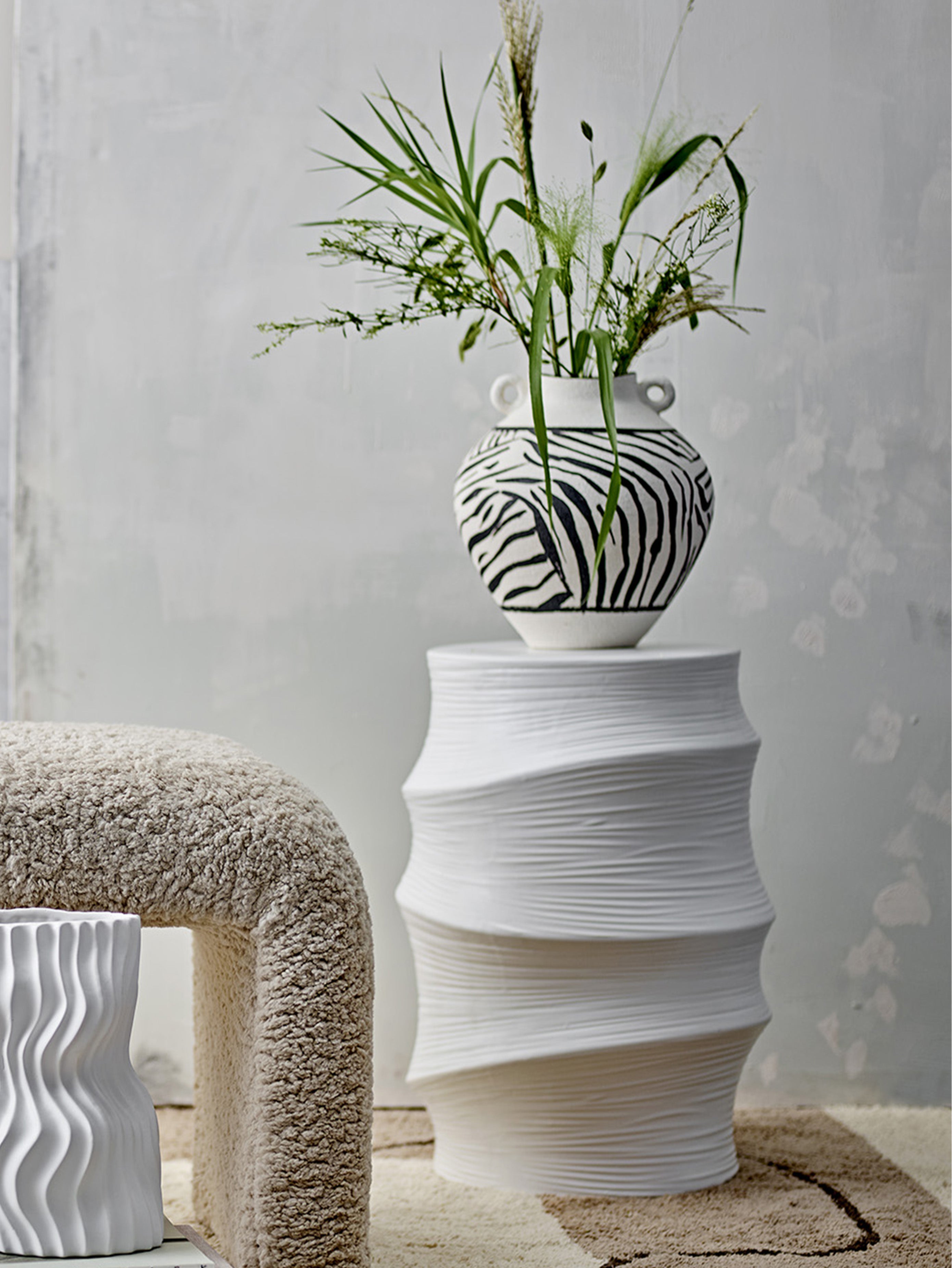 Volise tavolino scultoreo cilindrico in gres stoneware bianco - divani.store