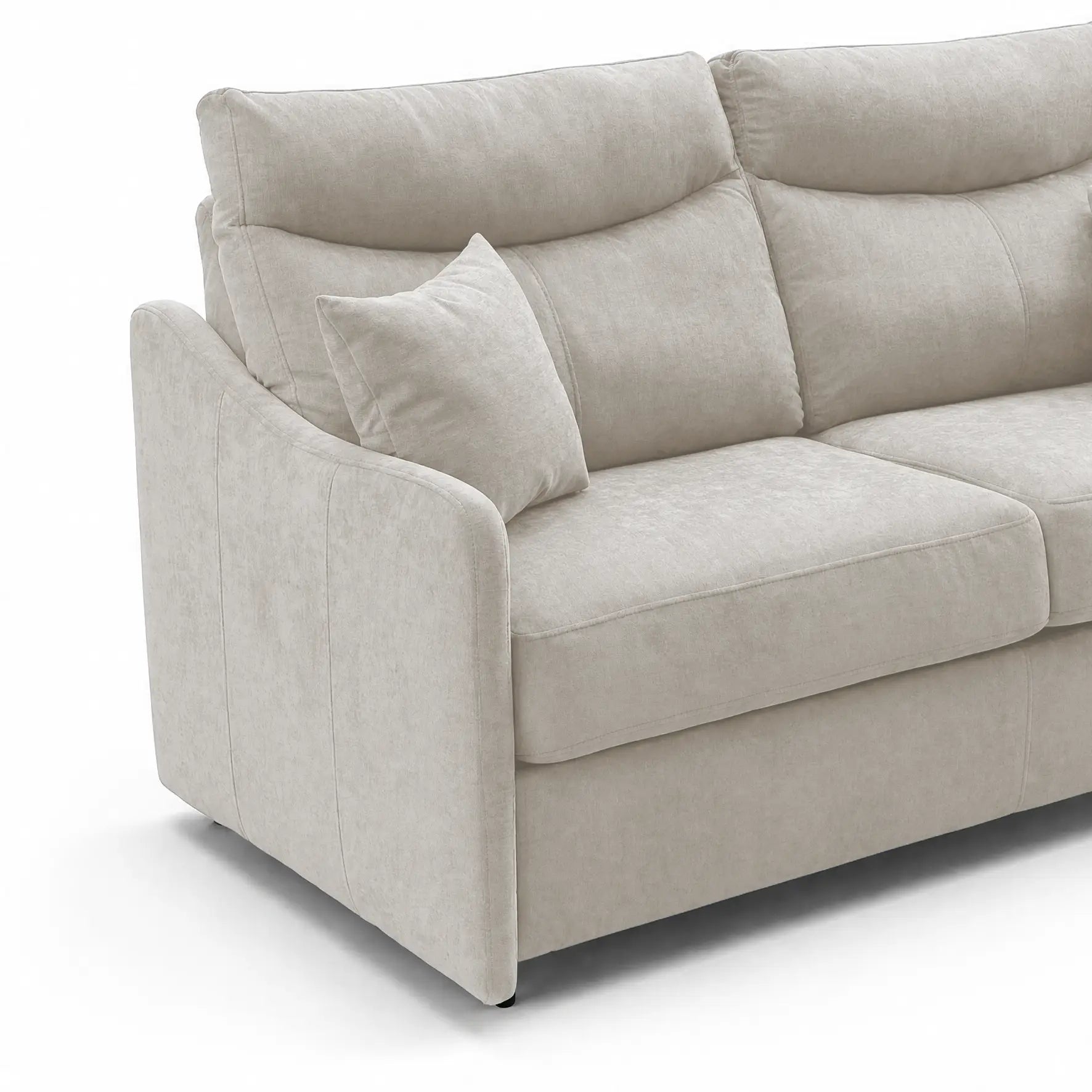 Il divano letto a 3 posti Lodovico di Divani.Store è realizzato in tessuto beige chiaro, certificato Oeko-Tex e resistente alle macchie, con morbidi cuscini, un cuscino decorativo abbinato, braccioli ricurvi e un pratico portacuscini visibile sul lato sinistro. Altezza del materasso: 20 cm.