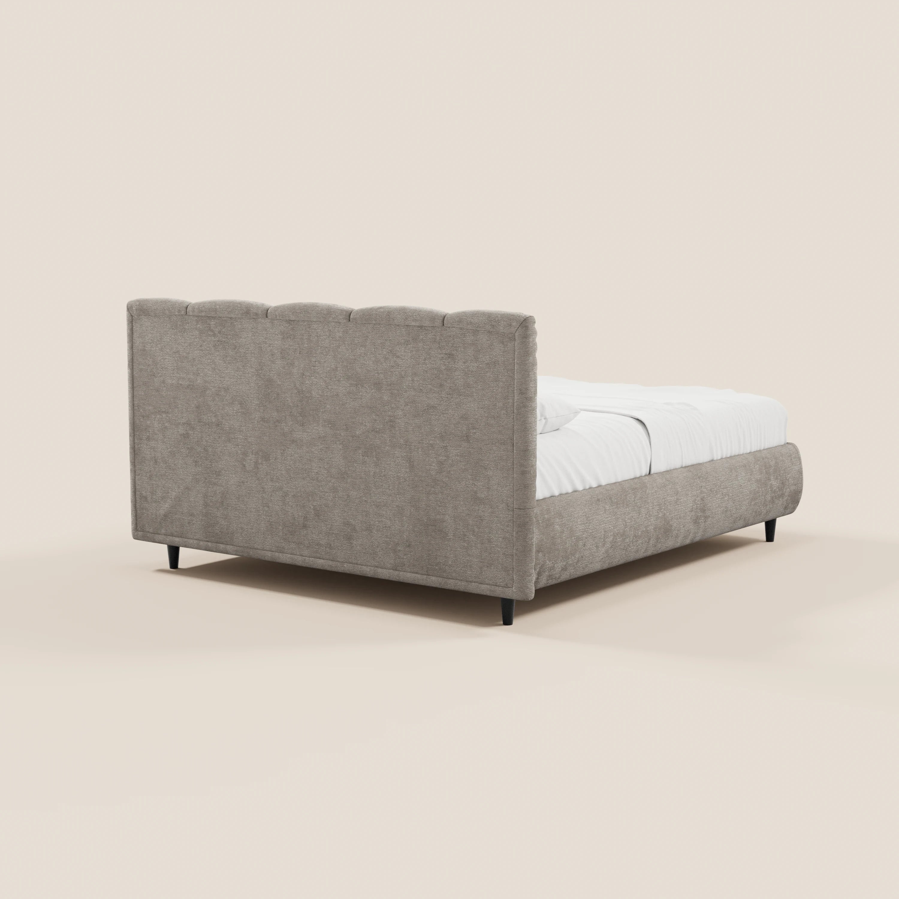 Il letto imbottito ARKAM di Letti.store, realizzato in tessuto certificato Oeko-Tex®, presenta una testiera con lavorazione verticale, un vano contenitore e un design shabby chic con gambe nere e biancheria bianca su sfondo chiaro, per un look elegante.