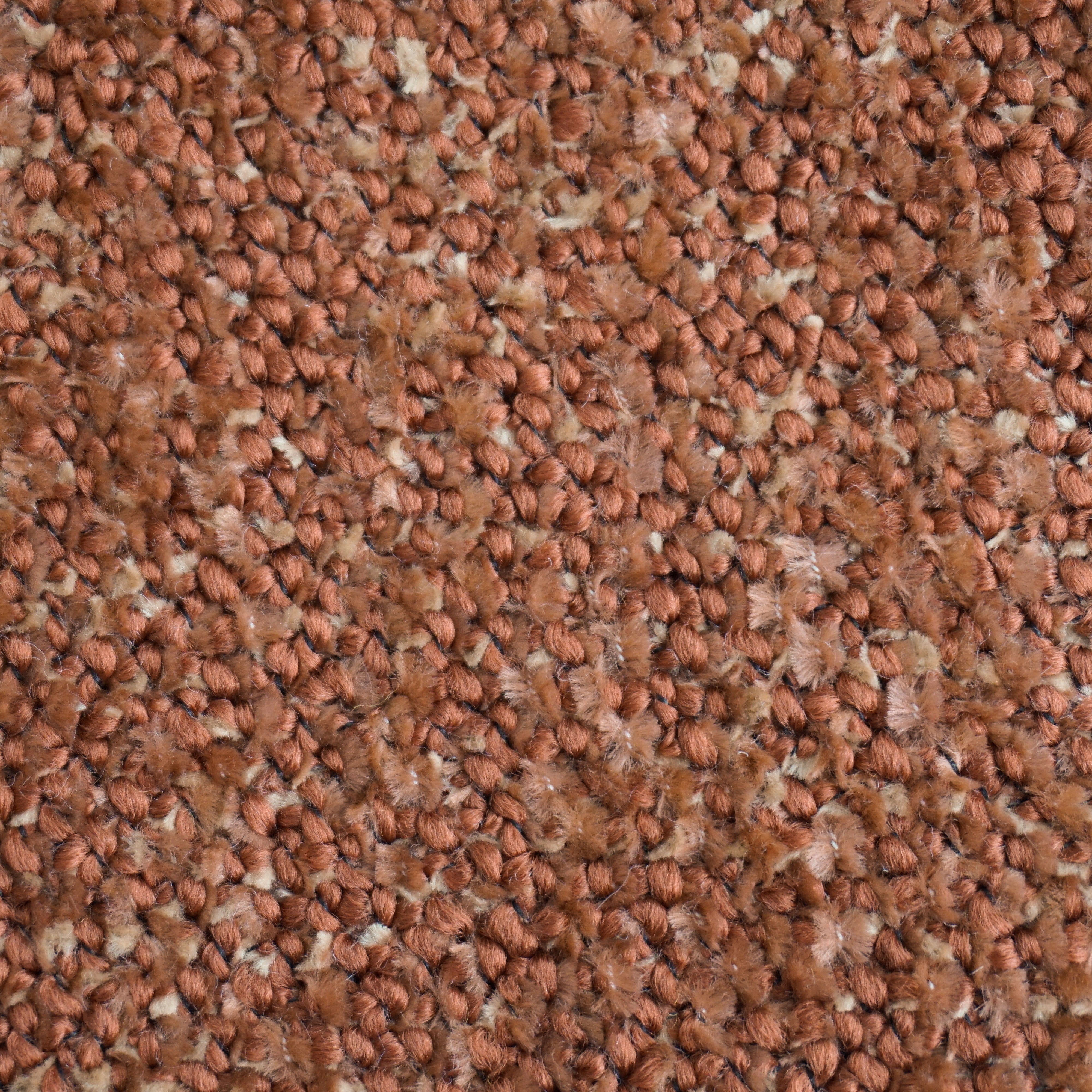 Primo piano di Personalizzazione in T29 di Divani.Store: un tappeto marrone dalla trama fittamente intrecciata. Le fibre mescolano tonalità chiare e profonde di marrone rossiccio, creando un aspetto morbido, denso e maculato.