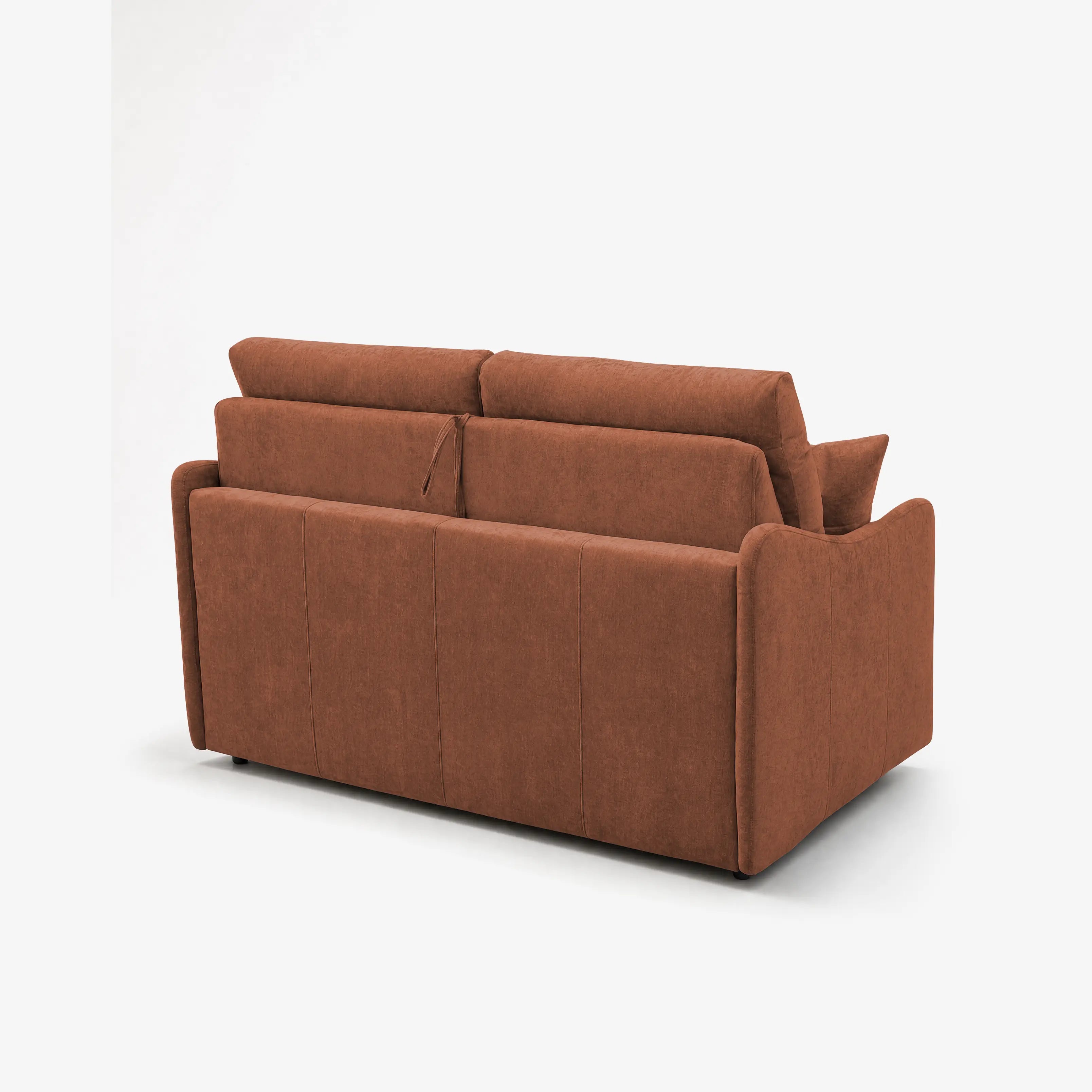 Il divano letto a 3 posti Lodovico di Divani.Store, realizzato in tessuto color ruggine certificato Oeko-Tex, è dotato di cuscini dello schienale separati, rivestimento liscio e resistente alle macchie e portaguanciali. Su uno sfondo bianco, nasconde un materasso da 140x195 cm con un’altezza di 20 cm.
