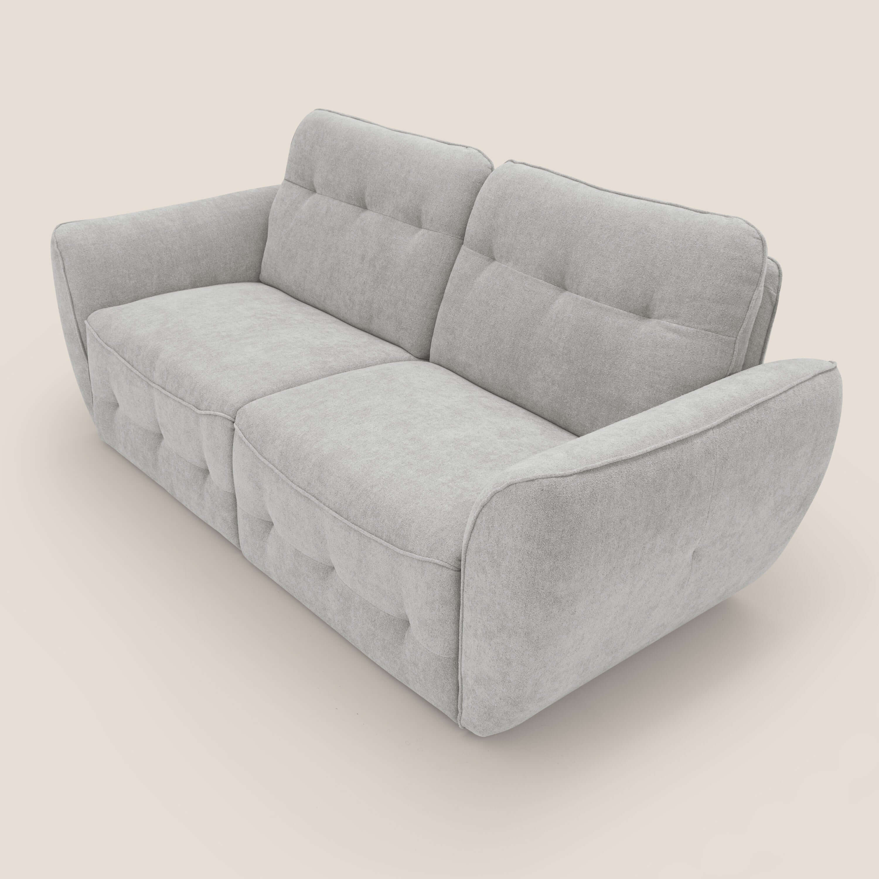 Il divano Cerbero 3 posti di Divani.Store è caratterizzato da un bouclé T07 impermeabile grigio chiaro, due ampi cuscini di seduta, sedile e schienale trapuntati e braccioli curvi imbottiti. Presentato su uno sfondo bianco sporco. Lunghezza: 208 cm.