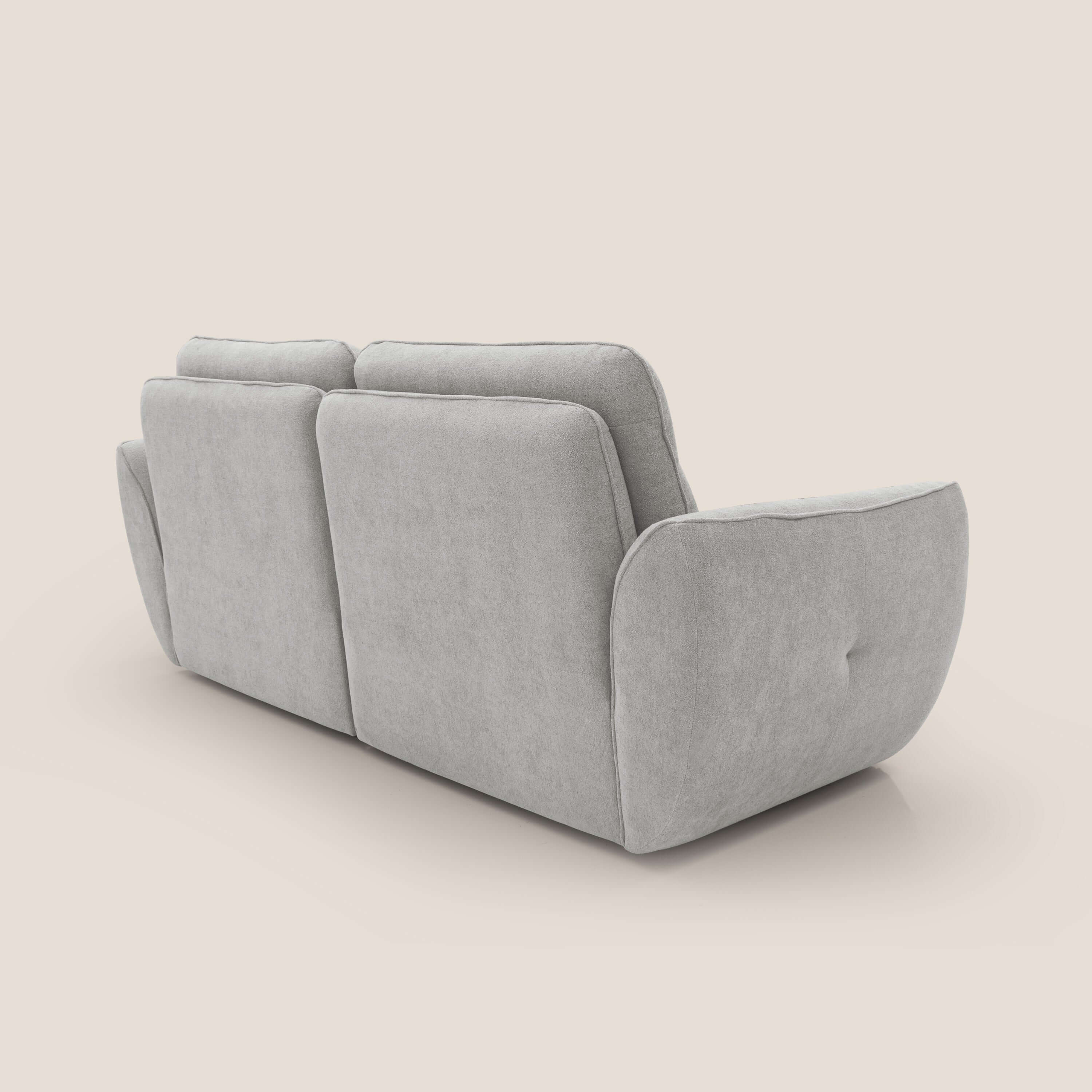 Il divano Cerbero 3 posti 208 cm di Divani.Store, visto di spalle con un'angolazione su sfondo beige, è caratterizzato da un morbido tessuto bouclé impermeabile grigio, due ampie sedute, cuscini morbidi, braccioli arrotondati e un design minimalista.