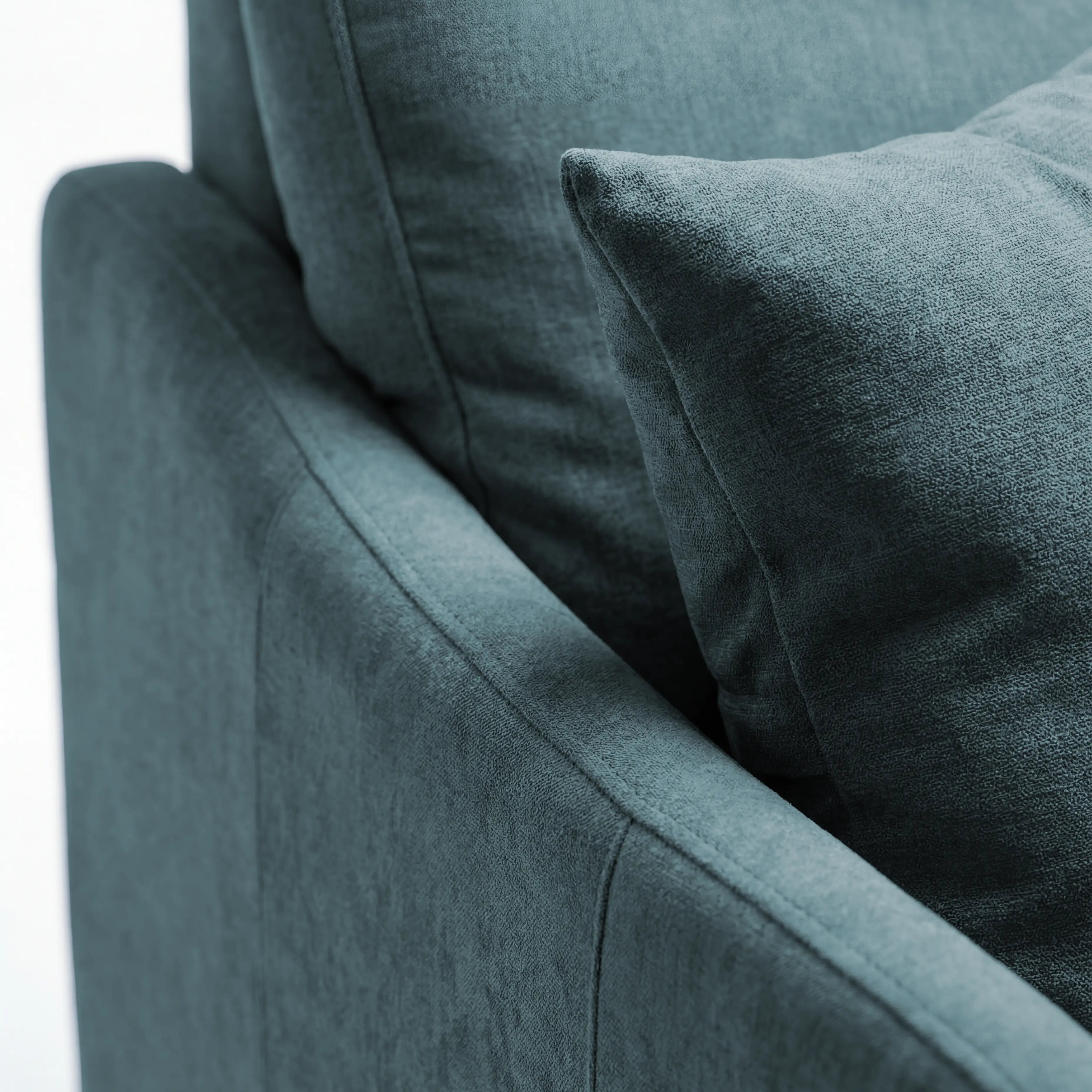 Primo piano del divano letto a 3 posti Lodovico di Divani.Store in colore verde acqua, con cuscino di seduta e cuscino coordinato. Il tessuto, certificato Oeko-Tex e resistente alle macchie, con trama e cuciture a vista, risalta sullo sfondo bianco.