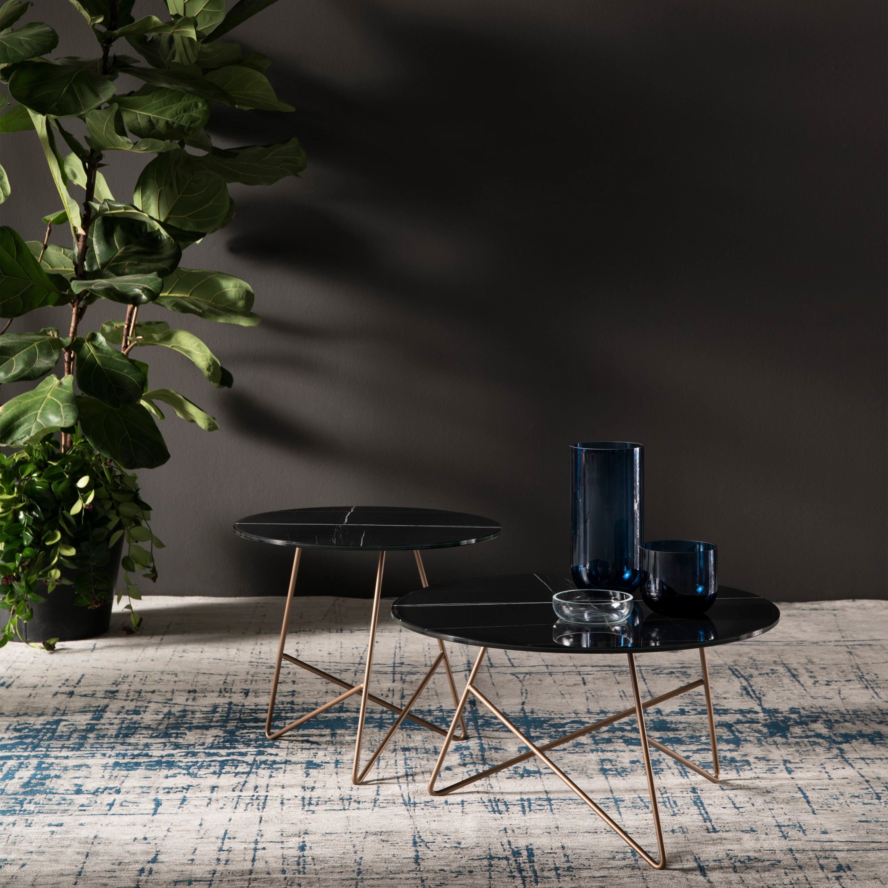 Ermione tavolino rotondo da salotto con top in vetro marmo sahara black h35 - divani.store