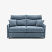 Il divano letto a 3 posti Lodovico di Divani.Store, realizzato in tessuto blu moderno Oeko-Tex resistente alle macchie, è dotato di due cuscini per la seduta e lo schienale, cuscini coordinati, braccioli dritti, portaguanciali e un materasso da 140x195x20 cm. Presentato su uno sfondo bianco a tinta unita.