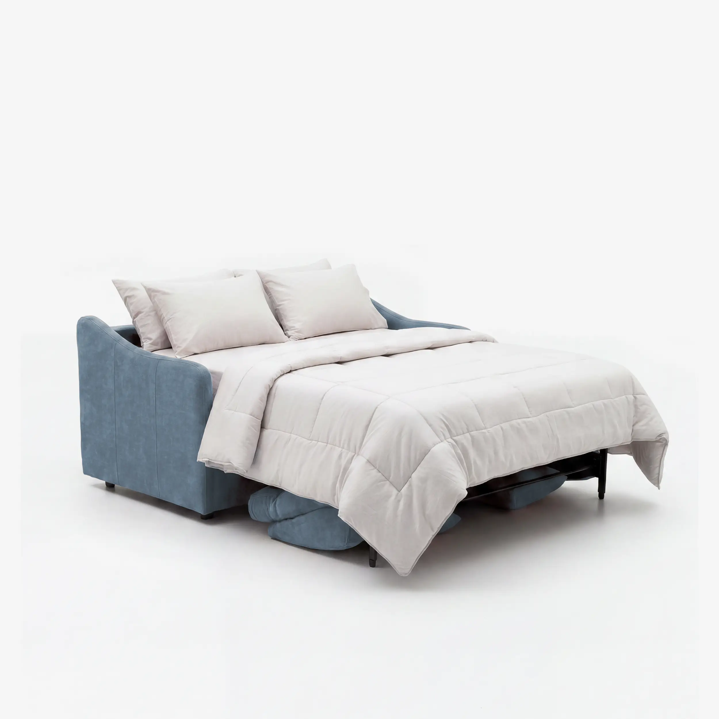 Il divano letto a 3 posti Lodovico di Divani.Store si trasforma in un letto dotato di un materasso ALTO da 20 cm certificato Oeko-Tex (140x195), rivestito in tessuto blu antimacchia, con un piumone beige chiaro e due cuscini coordinati su uno sfondo bianco a tinta unita.