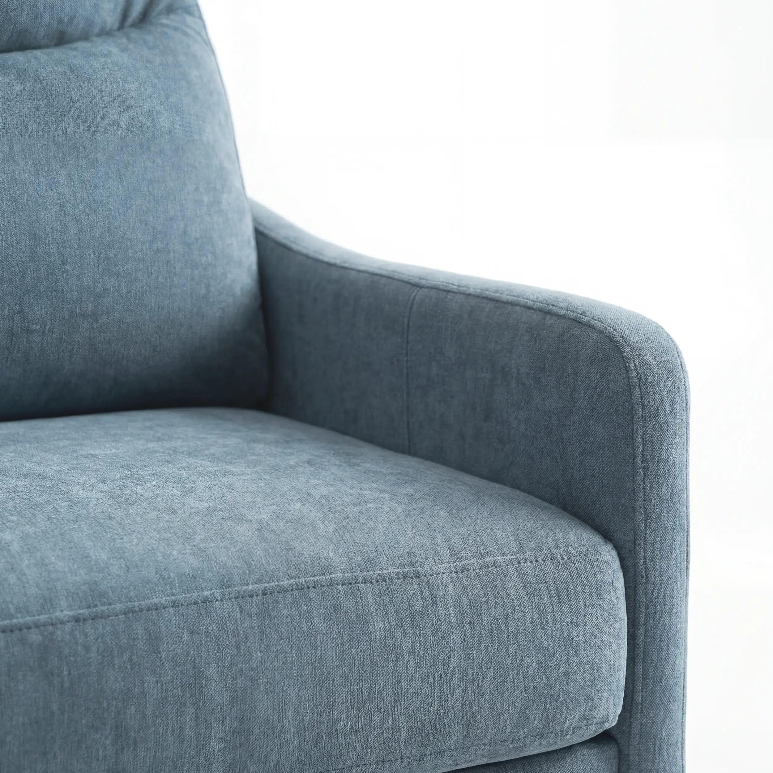 Primo piano del divano letto a 3 posti Lodovico di Divani.Store, realizzato in tessuto blu-grigio certificato Oeko-Tex e resistente alle macchie, che mette in risalto il bracciolo sinistro, il cuscino della seduta e parte dello schienale su uno sfondo bianco.