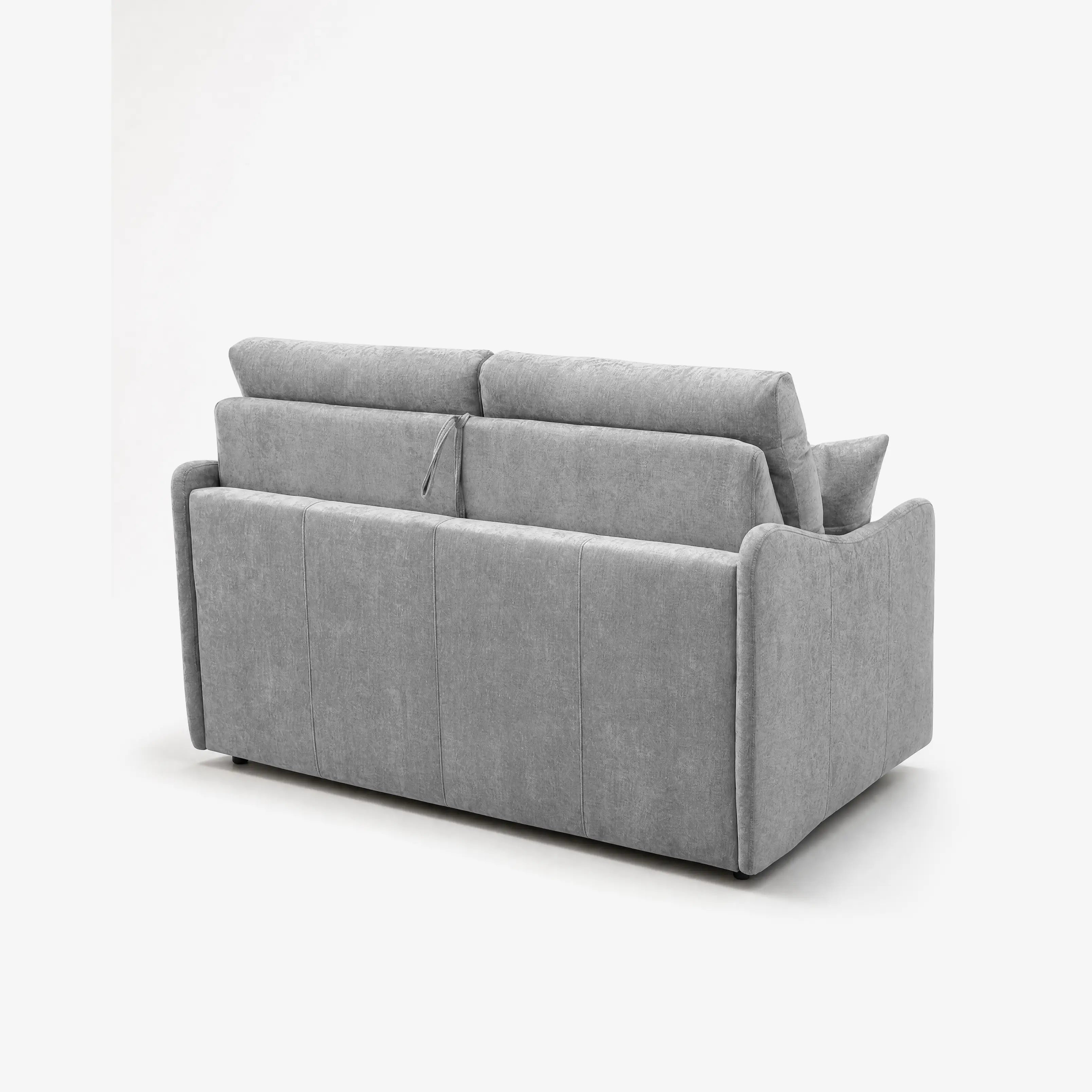Il divano letto a 3 posti Lodovico di Divani.Store, qui raffigurato di retro in grigio chiaro, si caratterizza per le linee pulite, i morbidi cuscini, i braccioli leggermente ricurvi, un portaguanciali e un materasso ALTO da 20 cm in tessuto antimacchia Oeko-Tex su uno sfondo bianco a tinta unita.