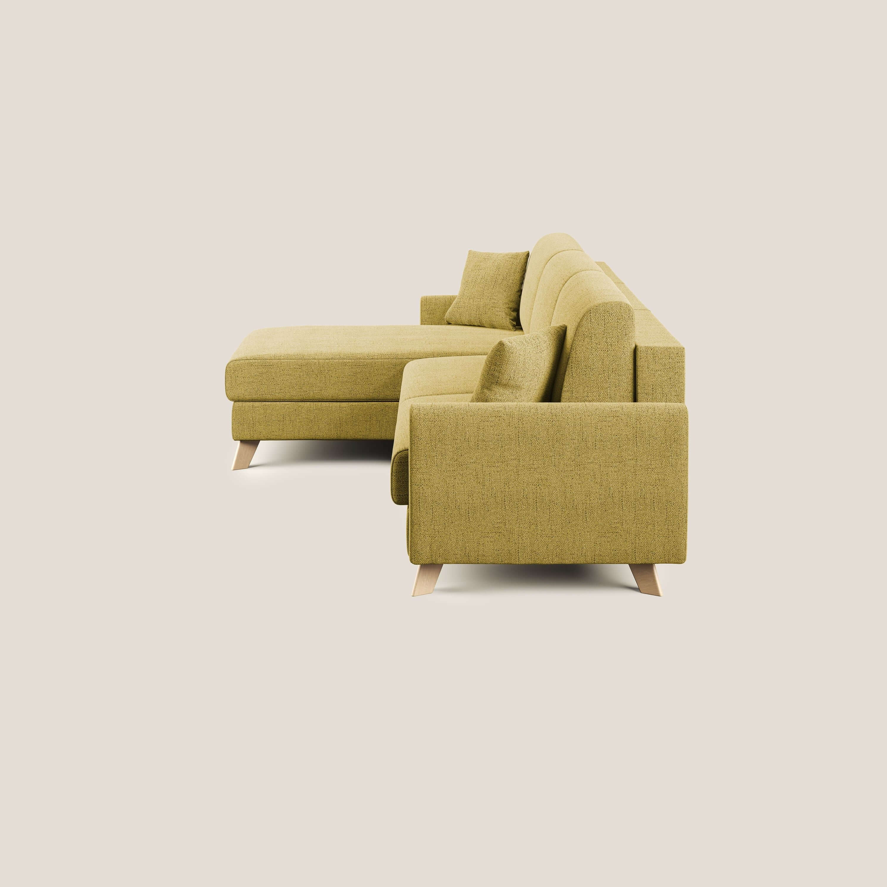 Il divano letto angolare Edgar da 243 cm sinistro di Divani.Store, in tessuto impermeabile Felis T03 giallo con gambe in legno, due cuscini per la seduta e lo schienale, una chaise lounge a sinistra e cuscini coordinati, è presentato su sfondo beige.