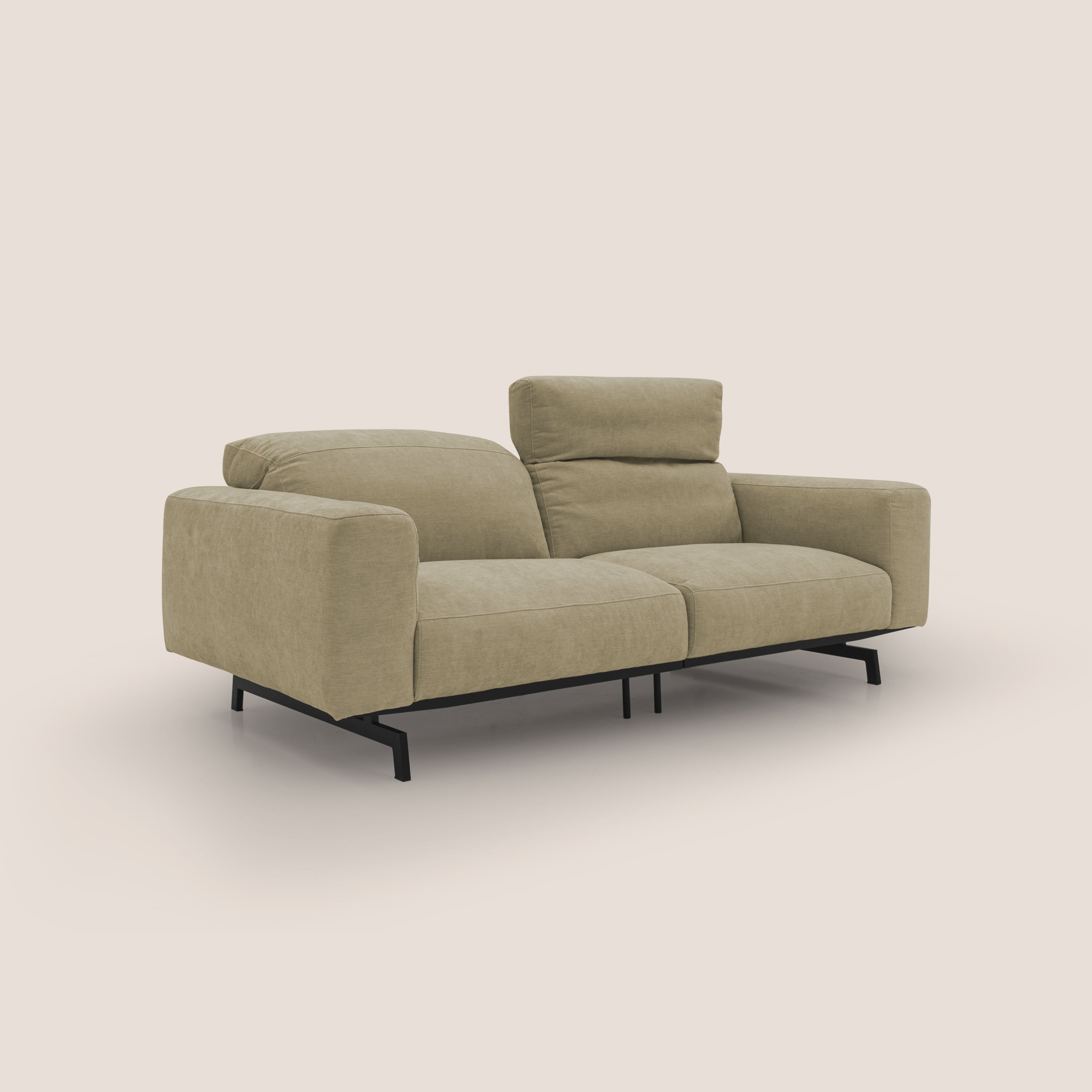 Il divano Sakura in piuma d'oca modulare di Divani.Store è caratterizzato da due ampie sedute, braccioli spessi e gambe in metallo nero con tessuto impermeabile T14 beige. Il poggiatesta sinistro è abbassato e quello destro è sollevato, su uno sfondo chiaro.