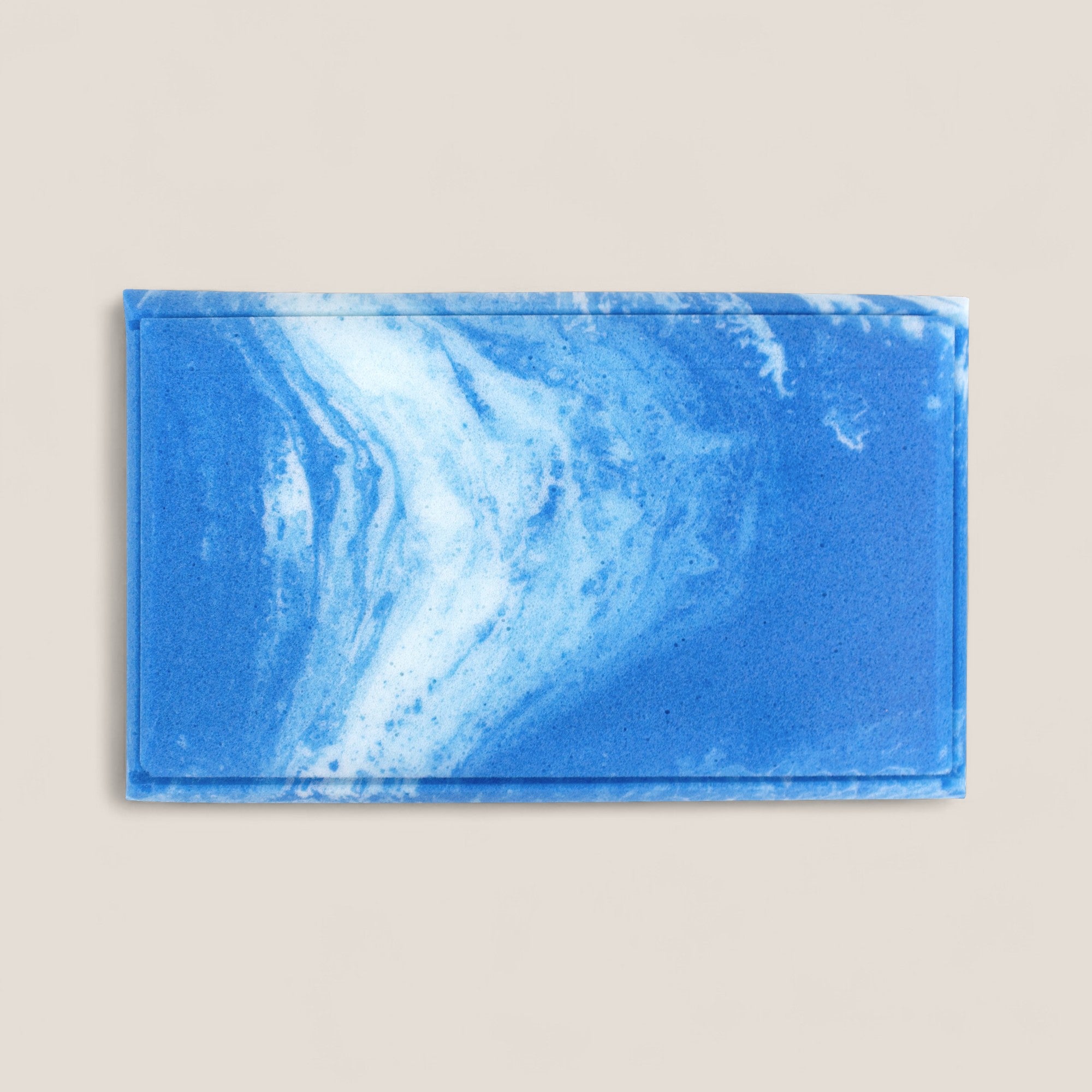 Il Guanciale AERION-BREEZE in Memory Gel Rinfrescante e termoregolatore di Divani.Store è caratterizzato da un fresco design blu e bianco, che evoca le onde dell'oceano, con una forma ergonomica per un sostegno delicato e confortevole.