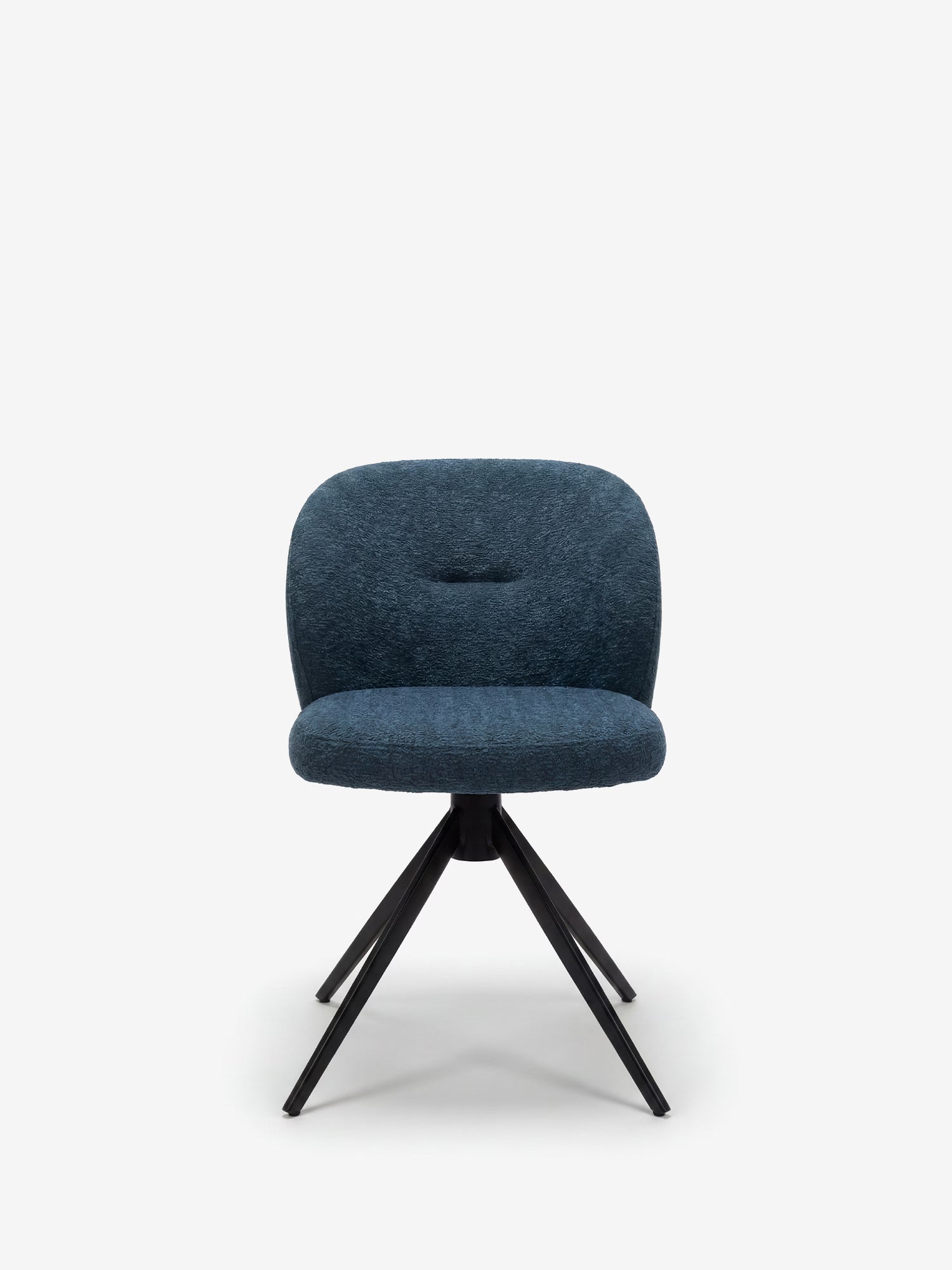 La sedia imbottita Alba di Divani.Store presenta una seduta e uno schienale arrotondati in tessuto blu effetto cotone certificato OEKO-TEX®, con un piccolo dettaglio ovale, oltre a quattro gambe angolate in metallo nero che le conferiscono un look elegante e minimalista.