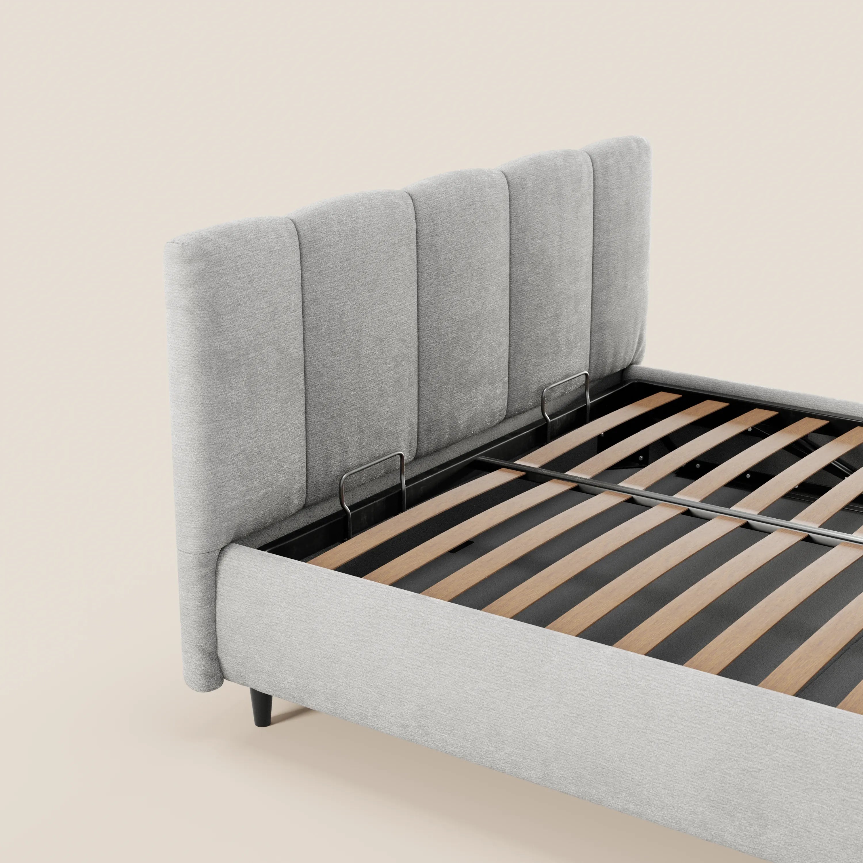 Il letto imbottito ARKAM di Letti.store presenta una testiera con lavorazione verticale in tessuto Oeko-Tex®, un design shabby chic e un vano contenitore, il tutto su uno sfondo beige chiaro.