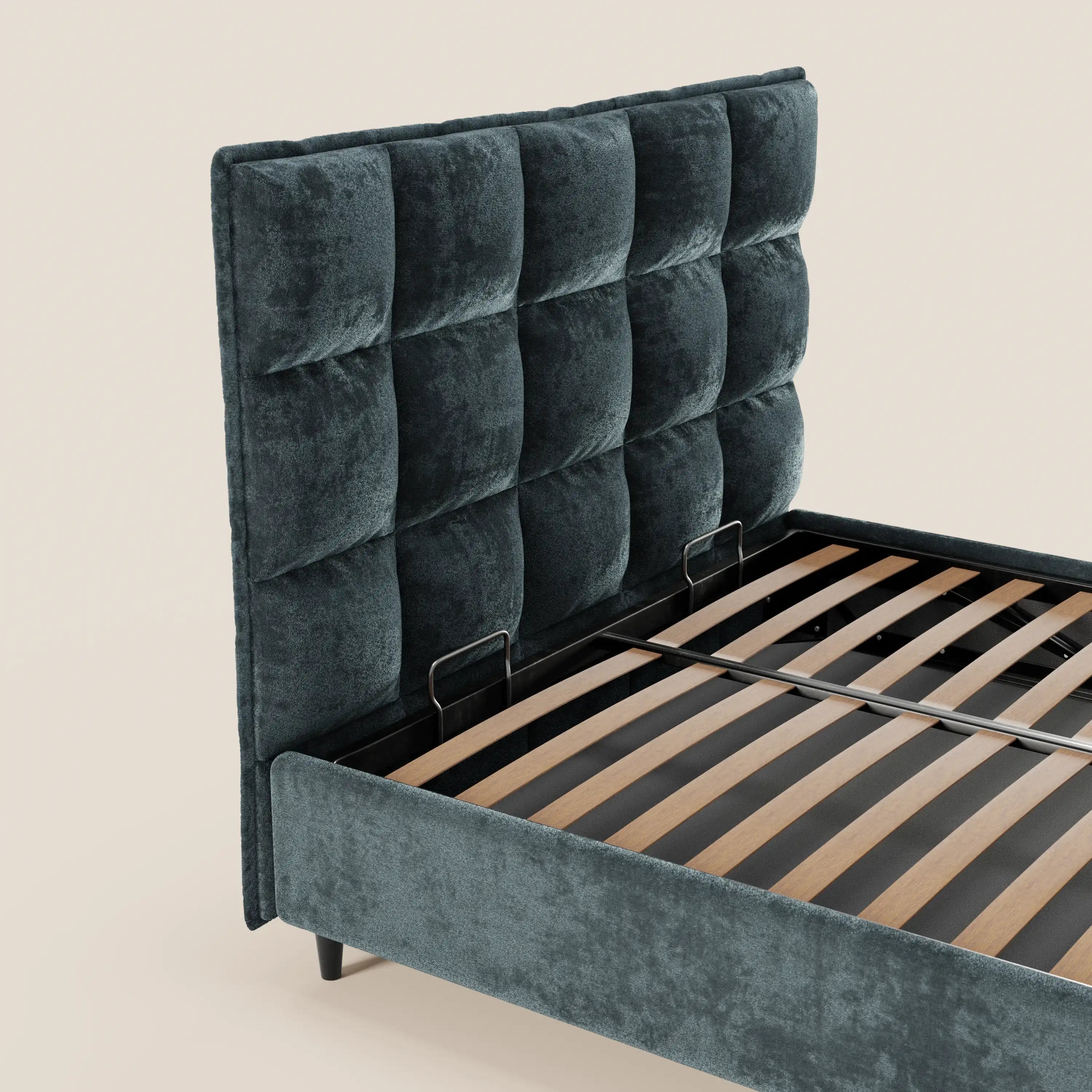 Il letto imbottito AURO di Letti.store presenta una testiera alta capitonné in ciniglia Oeko-Tex® verde petrolio, un vano contenitore, una struttura rivestita in tessuto coordinato e doghe in legno. Sfondo beige chiaro.