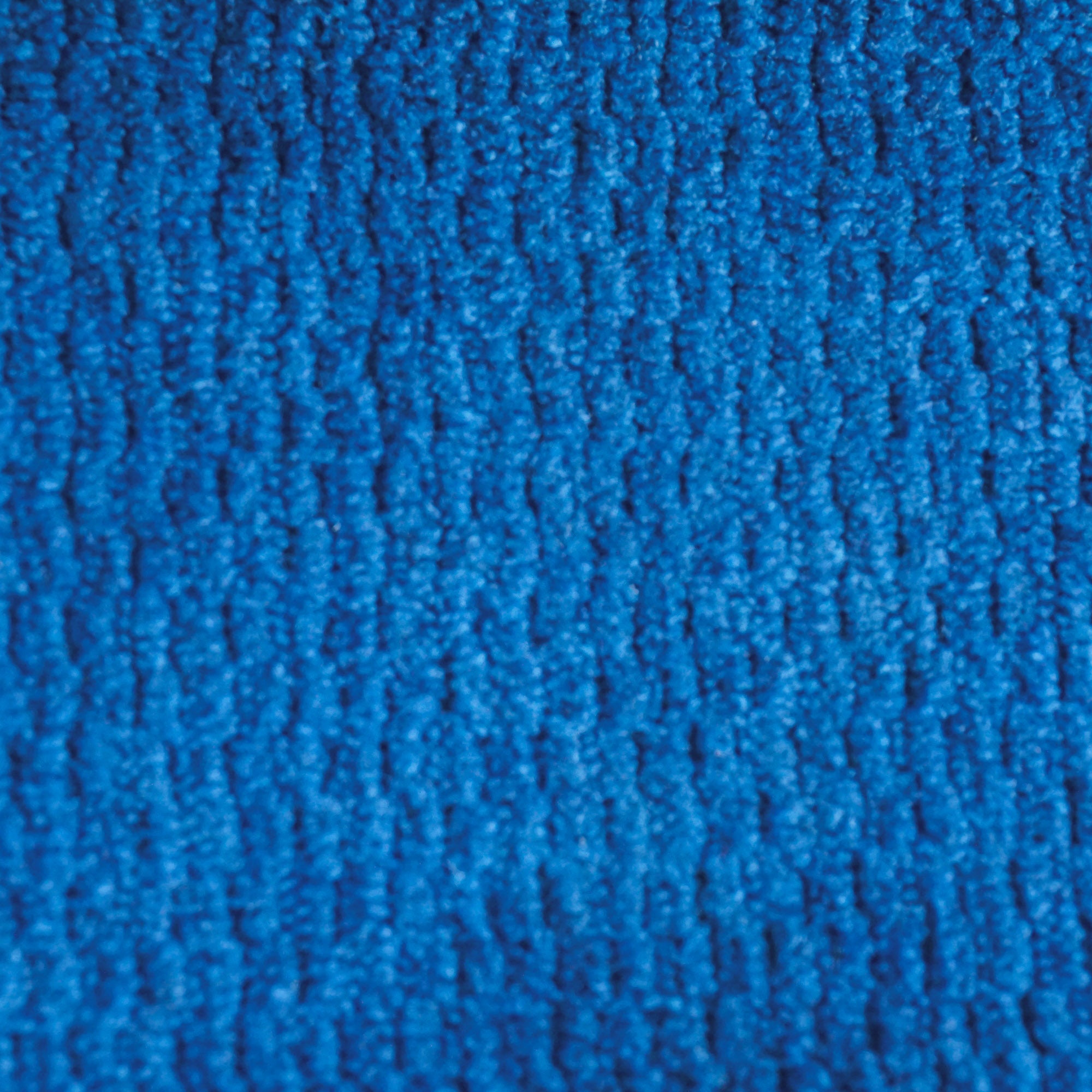 Primo piano del tessuto morbido T32 Kendal di Divani.Store, un tessuto in microfibra blu che presenta un motivo ad anello con creste verticali e una leggera sfumatura; trattato per essere impermeabile e antimacchia.