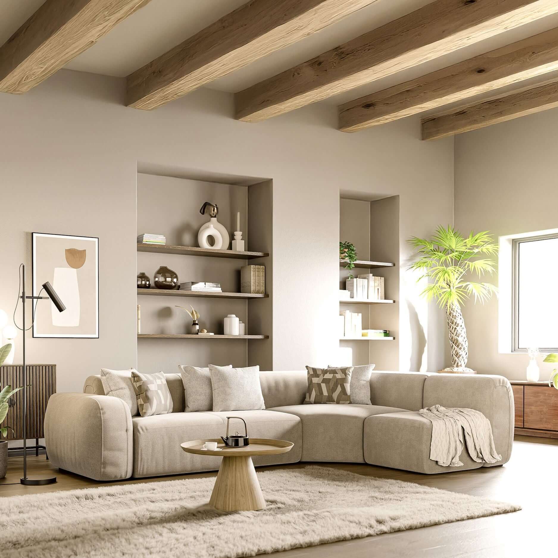 Un soggiorno moderno con il divano BonBon angolare componibile e modulare in smacchiabile T23 beige di Divani.Store, cuscini neutri, tavolino rotondo in legno, tappeto in peluche, travi a vista sul soffitto, mensole incassate e una pianta alta accanto alla finestra illuminata dal sole.
