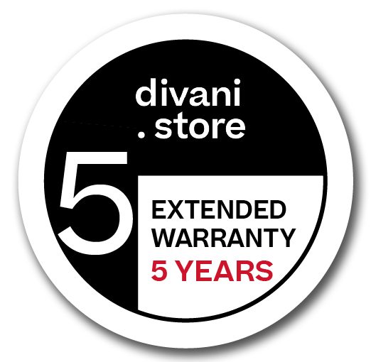 Un badge circolare in bianco e nero presenta il logo Divani.Store, una scritta rossa in grassetto "5 ANNI DI GARANZIA" e sottolinea il nostro piano "Assistenza 5 anni Divano Angolare" con un grande 5 sul lato sinistro.