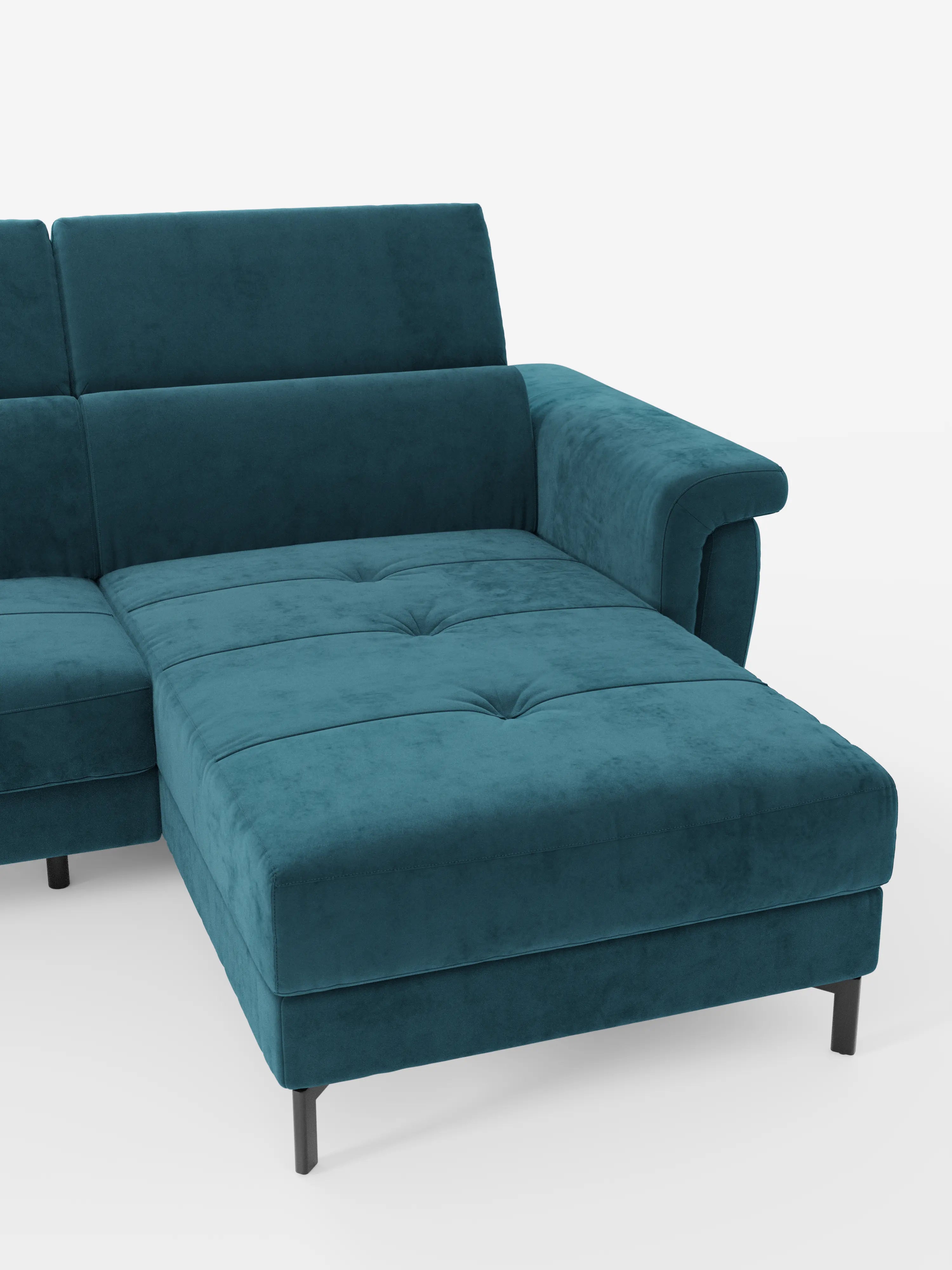 Vi presentiamo il divano letto angolare Capri di Divani.Store, un elegante divano componibile color verde acqua dotato di chaise longue con vano portaoggetti e poggiatesta regolabili. Realizzato in tessuto T30 resistente alle macchie, questo moderno divano si distingue su uno sfondo bianco a tinta unita grazie alle sue eleganti gambe nere, alle linee pulite e ai braccioli e schienali generosamente imbottiti per il massimo comfort.