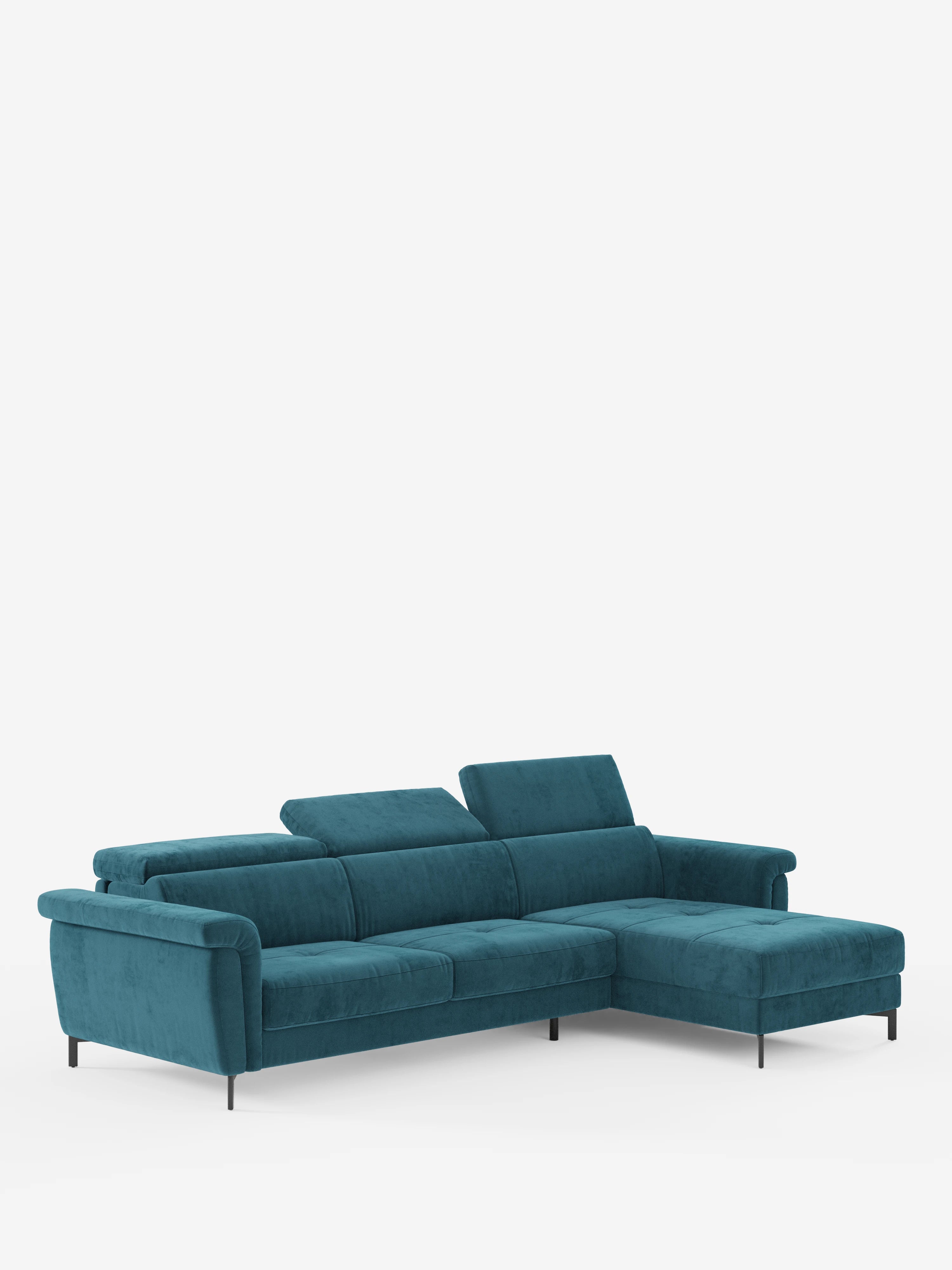 Il divano letto angolare Capri con penisola contenitore e poggiatesta reclinabili di Divani.Store è un moderno divano componibile a L rivestito in un elegante tessuto color verde acqua resistente alle macchie. È dotato di tre posti a sedere e di una chaise longue sulla destra, con morbidi cuscini, poggiatesta regolabili e sottili gambe in metallo nero. Il divano è presentato su uno sfondo bianco a tinta unita.