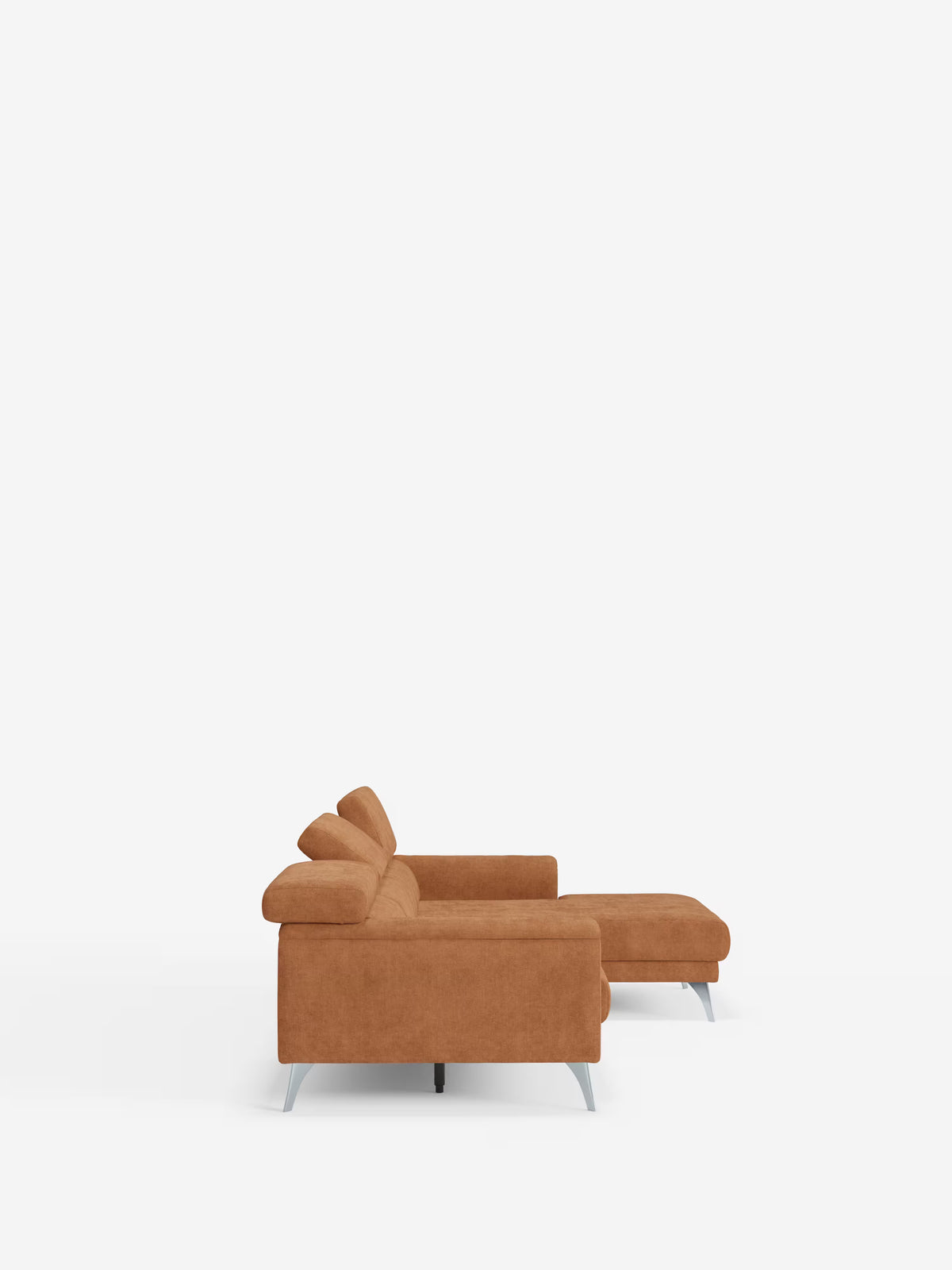 Il divano angolare Caravaggio con penisola e sedute scorrevoli in tessuto smacchiabile T31 di Divani.Store è un moderno divano componibile color marrone chiaro, caratterizzato da una chaise longue estesa sul lato destro. Su uno sfondo bianco a tinta unita, questo divano presenta gambe in metallo, schienali imbottiti e cuscini di seduta scorrevoli, per un look elegante e minimalista.