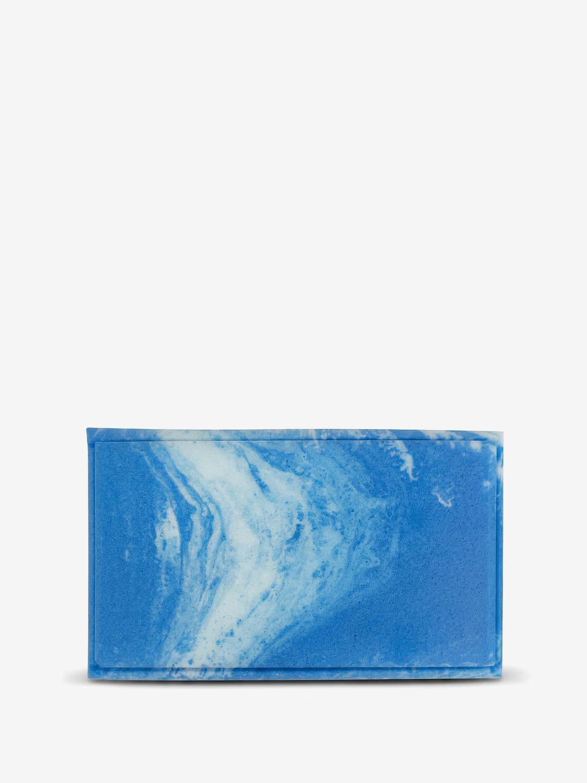 Un blocco da yoga rettangolare blu con un motivo marmorizzato bianco è posizionato in verticale su uno sfondo bianco a tinta unita. La consistenza liscia e i bordi ben definiti del blocco richiamano il comfort del prodotto AERION-BREEZE – Guanciale in Memory Gel Rinfrescante e termoregolatore di Divani.Store, noto per il suo avanzato supporto cervicale. L’effetto marmorizzato è concentrato sul lato sinistro della faccia anteriore, richiamando la sensazione di benessere e il massimo relax offerti dalla