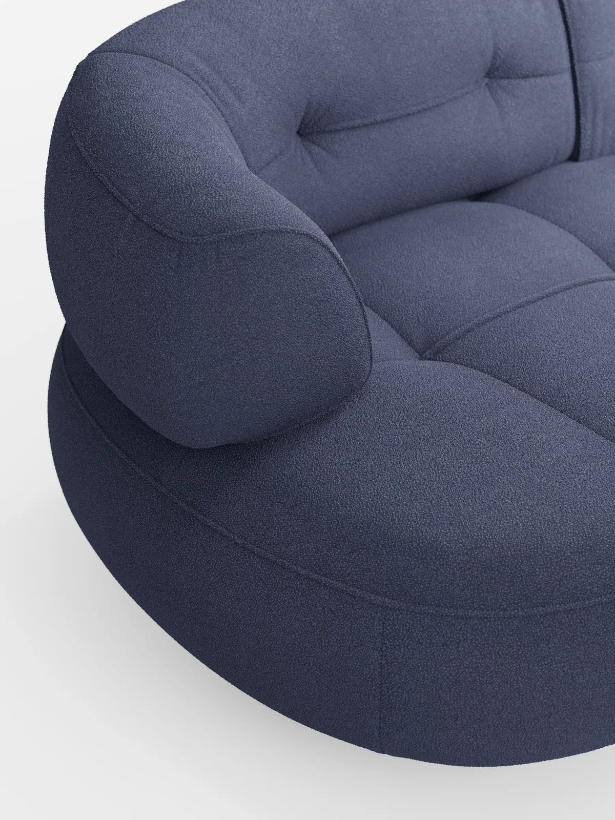 Un divano curvo a fagiolo “Croissant”, blu navy, a 3 posti con schienali traslanti, rivestito in morbido tessuto effetto cotone smacchiabile T33, caratterizzato da una finitura testurizzata, bordi arrotondati, cuscini trapuntati e braccioli integrati su uno sfondo a tinta unita.