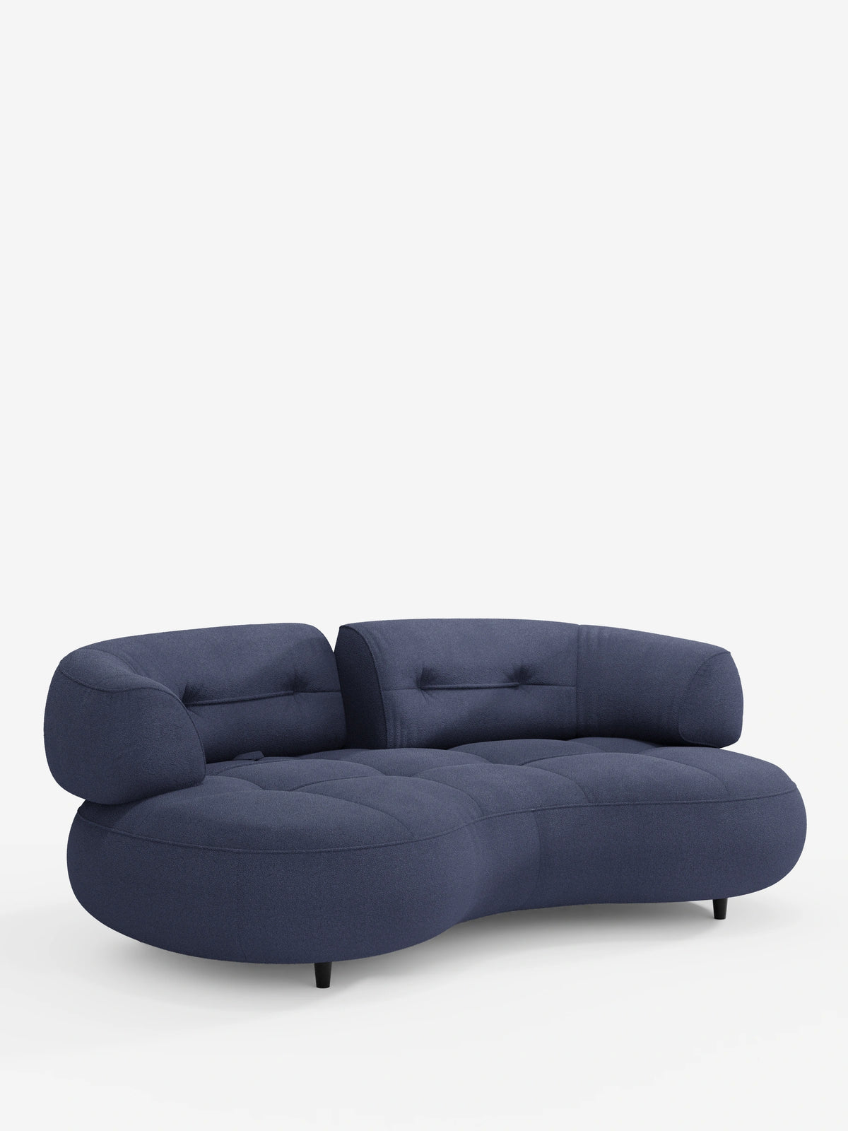 Croissant, divano curvo a forma di fagiolo a 3 posti con schienali regolabili, rivestito in morbido tessuto effetto cotone lavabile T33: un divano a tre posti di colore blu intenso, a forma di fagiolo, con cuscini trapuntati, due schienali regolabili e gambe corte nere su fondo bianco.